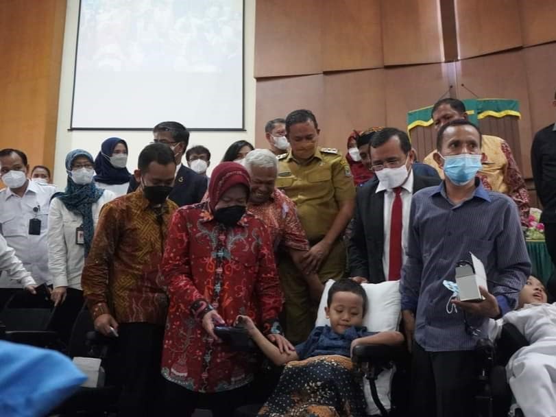 Menteri Sosial Tri Rismaharini menyalurkan bantuan alat aksesibilitas untuk penyandang disabilitas jemaat gereja HKBP Rawalumbu Bekasi.