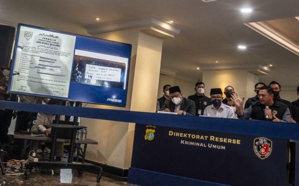 Direktur Reserse Kriminal Umum Polda Metro Jaya Kombes Pol Hengki Haryadi (kanan) di Polda Metro Jaya, Jakarta, Kamis (16/6/2022)