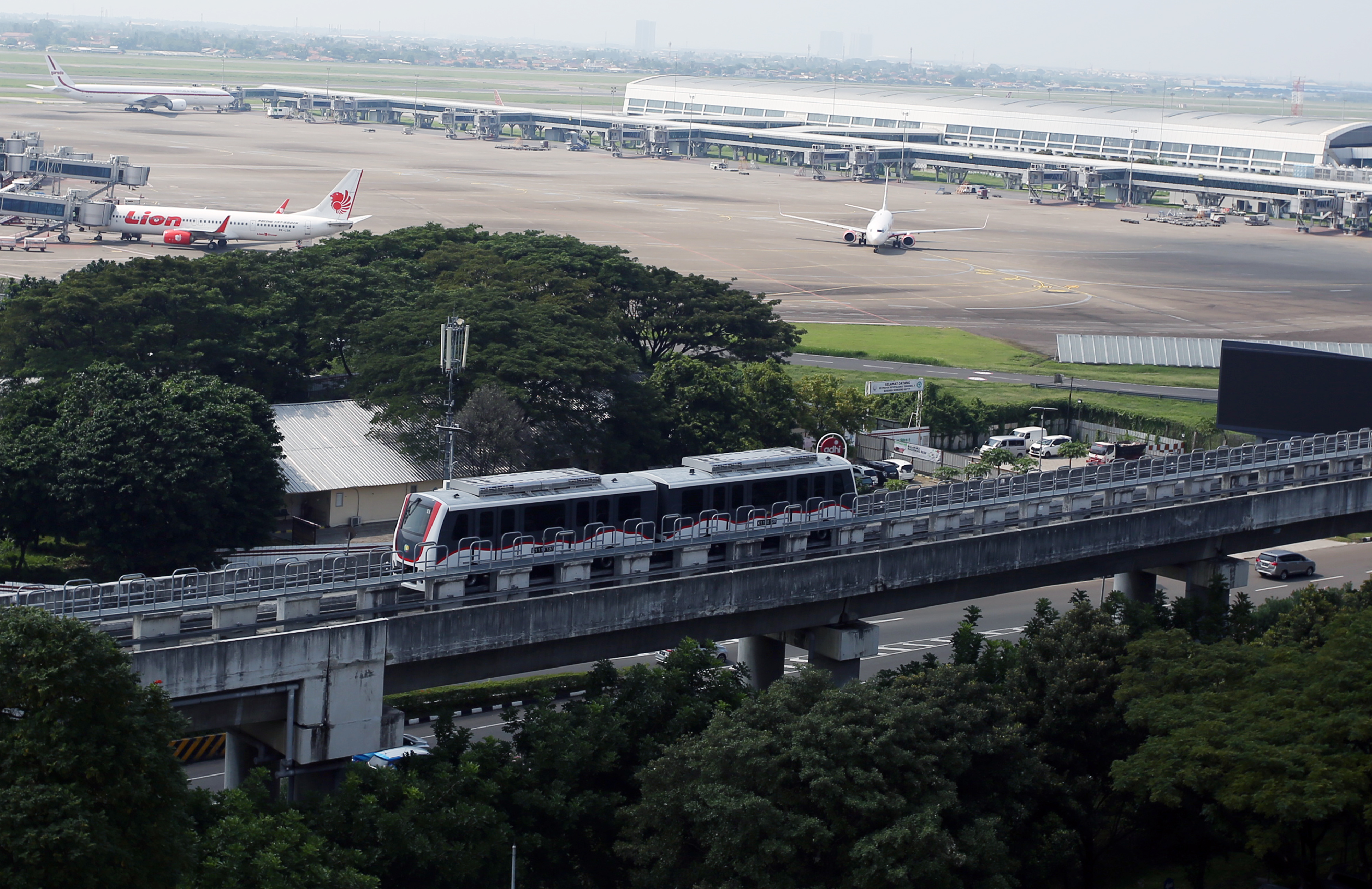 Rangkaian kereta layang (SkyTrain) melaju menuju Terminal 3 Bandara Soekarno Hatta, Tangerang, Banten.