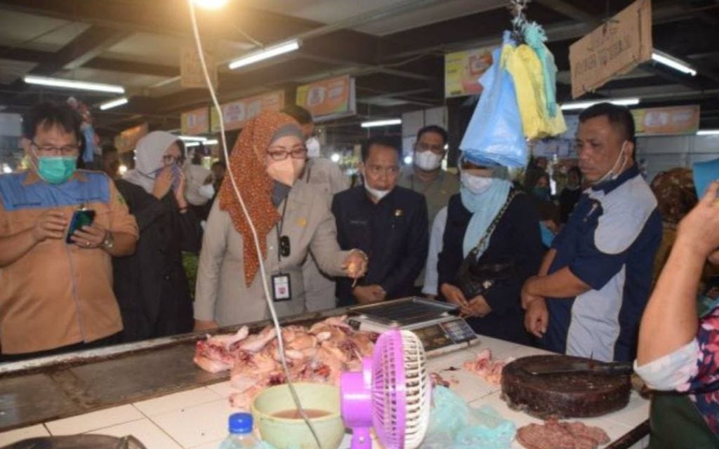 Kapusdik BPPSDMP Kementan, Idha Widi Arsanti [tengah] stok 12 pangan pokok di Pasar Perumnas Sako Palembang, Jumat (10/6)