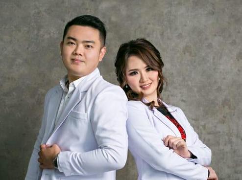 dr. Michael Lawanto dan dr. Farrah Raktion menjadi narasumber dialog interaktif tentang perawatan wajah di masa pandemi.