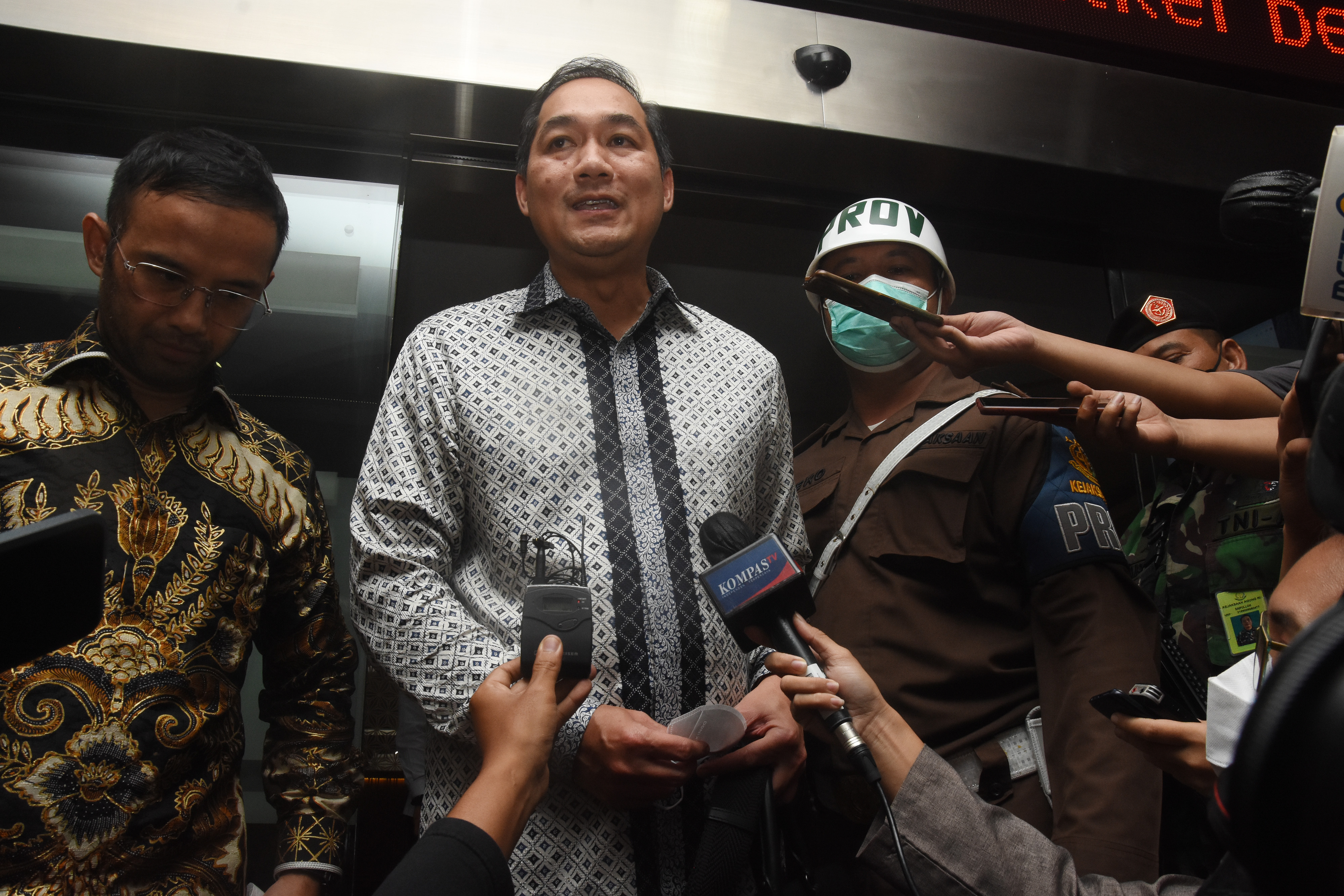 Mantan Menteri Perdagangan Muhammad Lutfi (tengah)