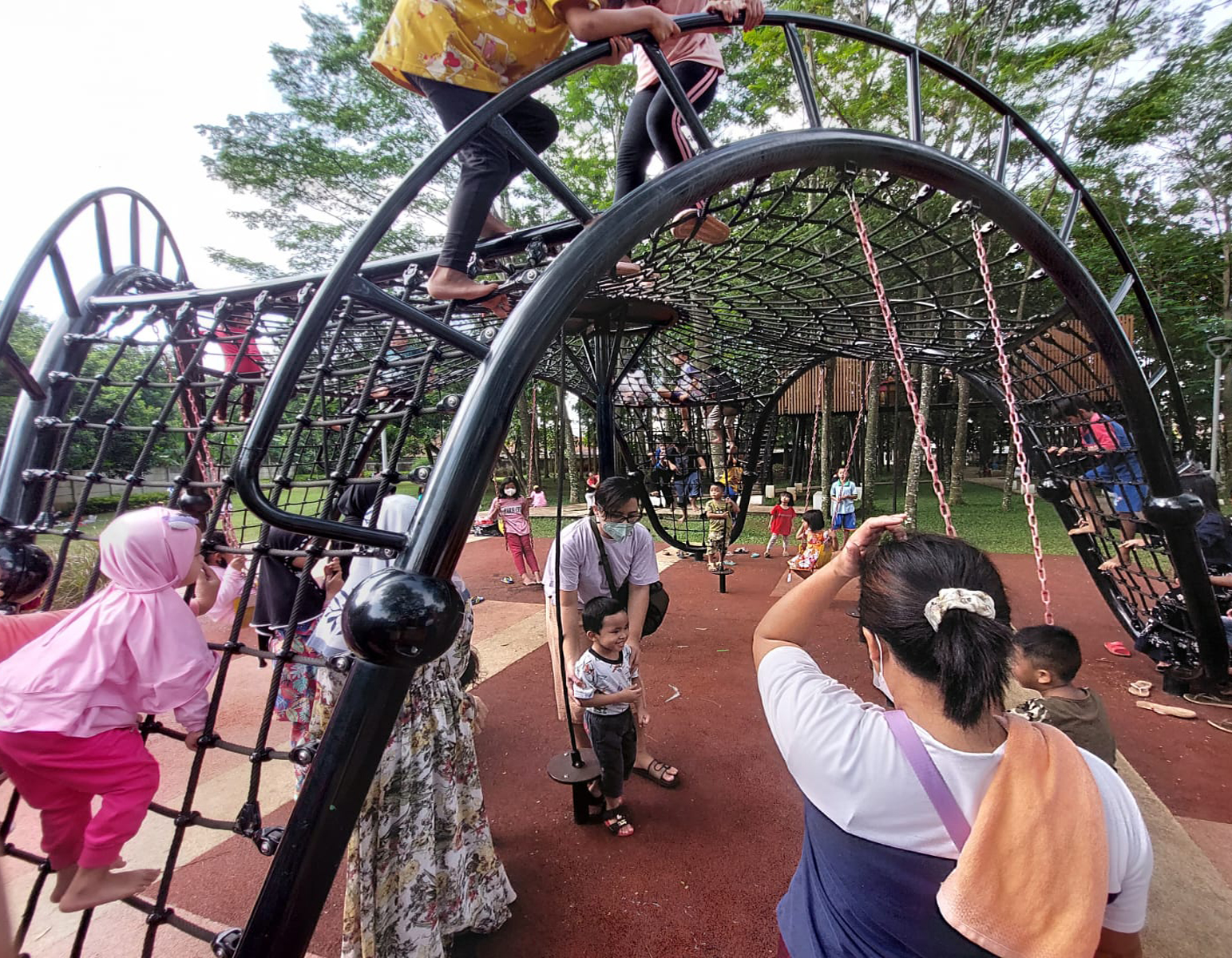 Anak-anak bermain di Taman Maju Bersama (TMB) Ranggon Wijaya Kusuma di Cilangkap, Kecamatan Cipayung, Jakarta Timur.