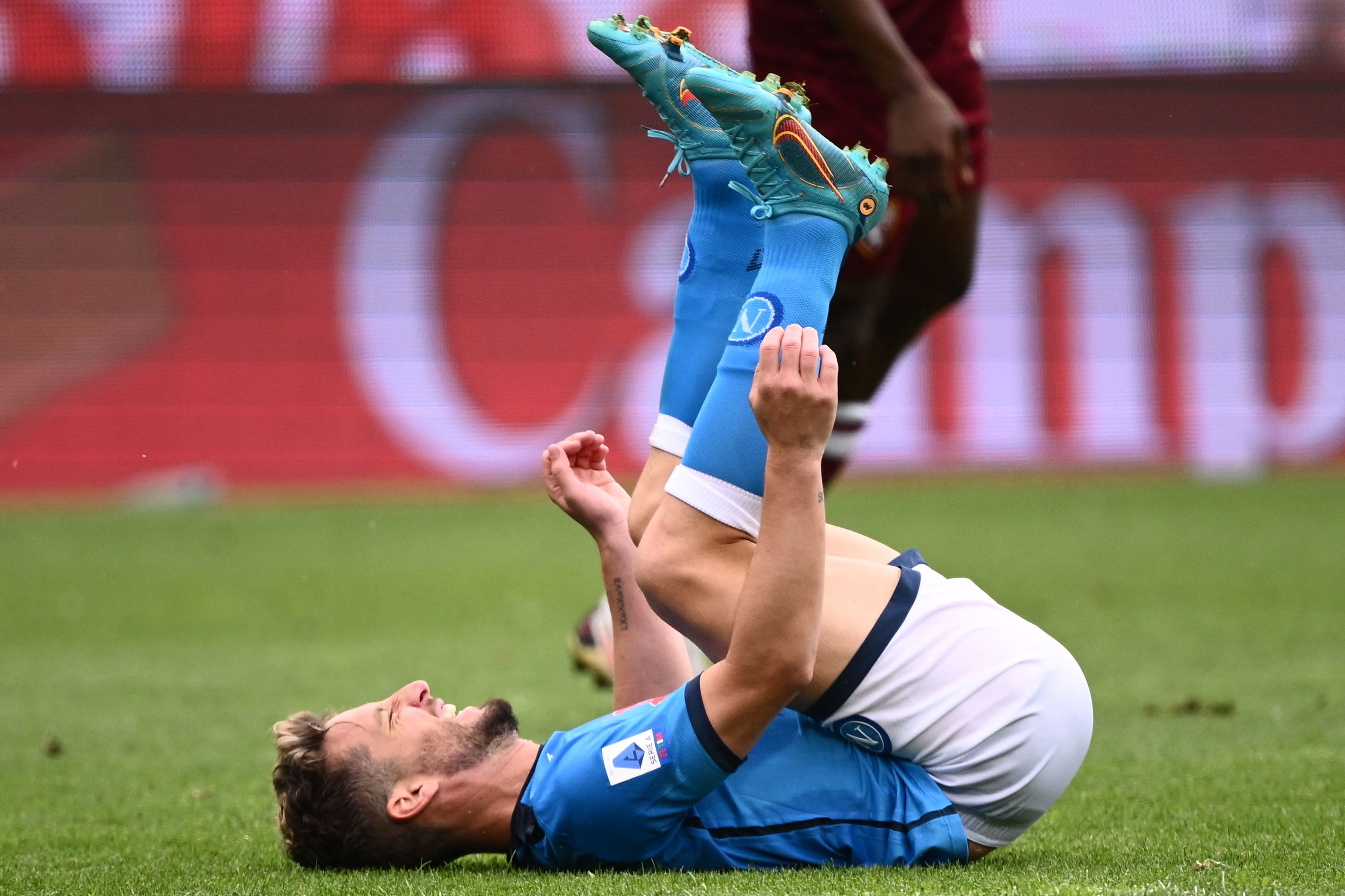 Pemain Napoli Dries Mertens terjatuh di tengah pertandingan.