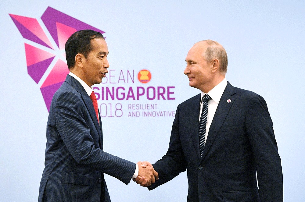 Presiden Ri Joko Widodo bertemu dengan Presiden Rusia Vladimir Putin pada KTT ASEAN di Singapura, pada tahun 2018. 