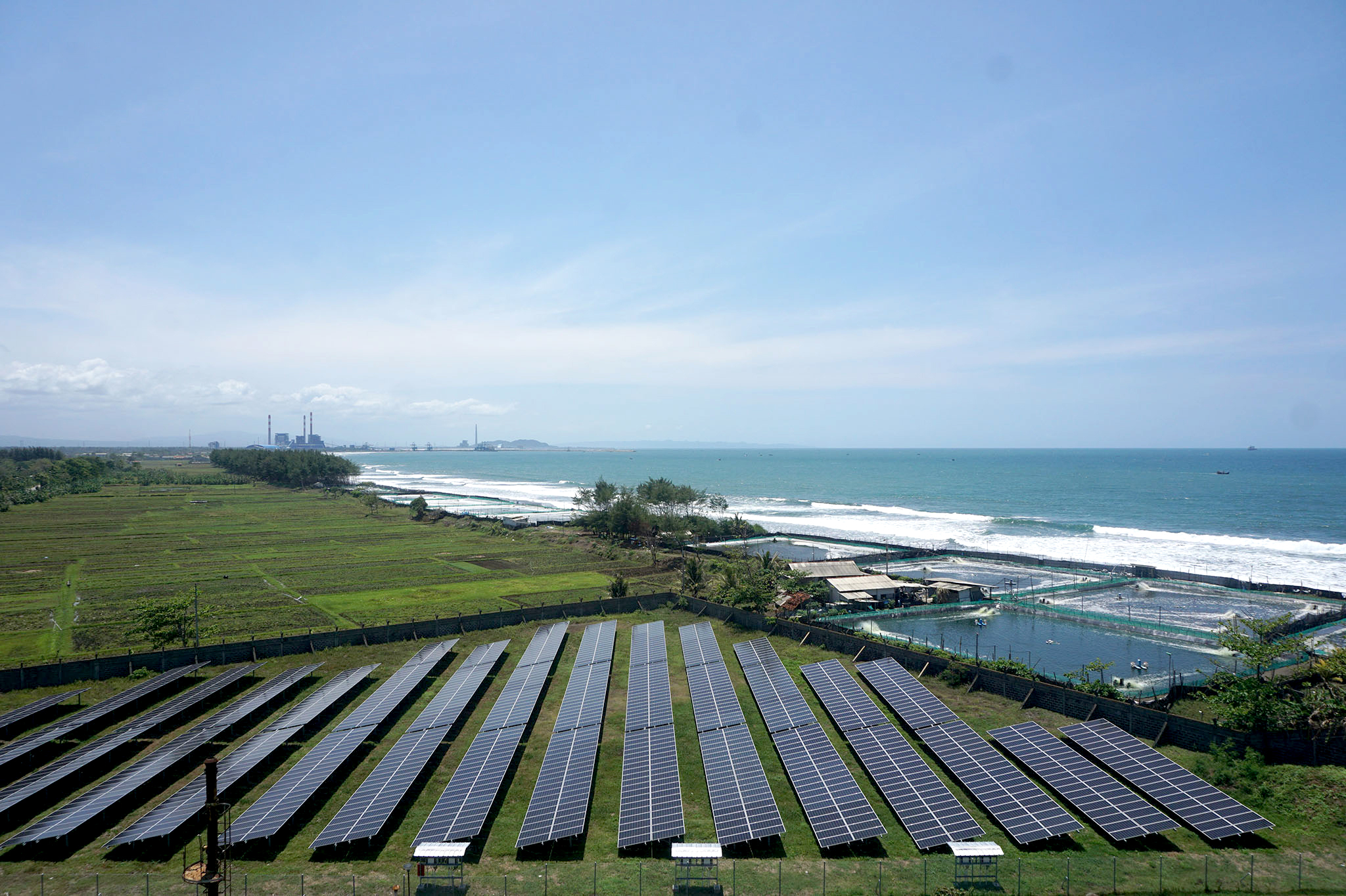 Pembangkit listrik tenaga surya (PLTS) beroperasi di kawasan Pantai Cilacap, Jawa Tengah. Indonesia terus mendorong program transisi energi.