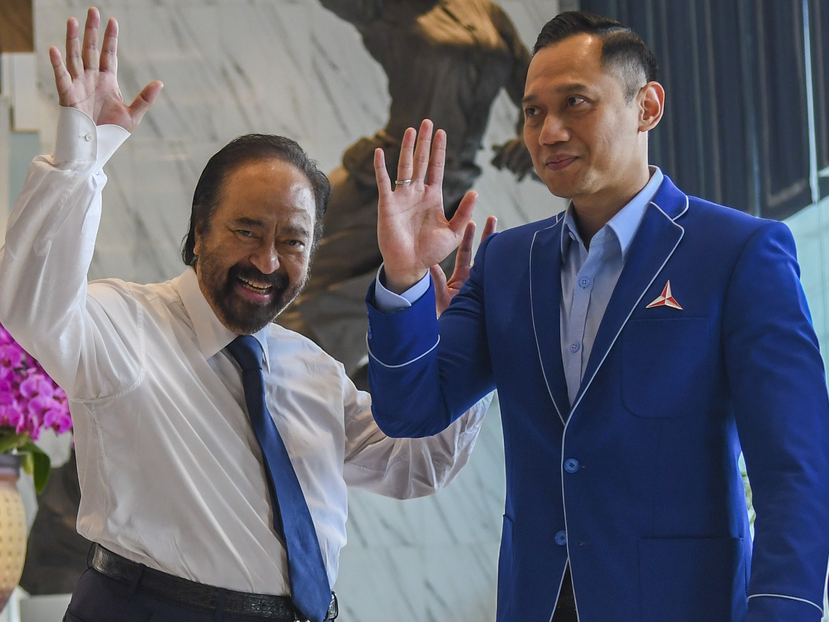 Ketua Umum Partai NasDem Surya Paloh (kiri) didampingi Ketua Umum Partai Demokrat Agus Harimurti Yudhoyono (kanan).