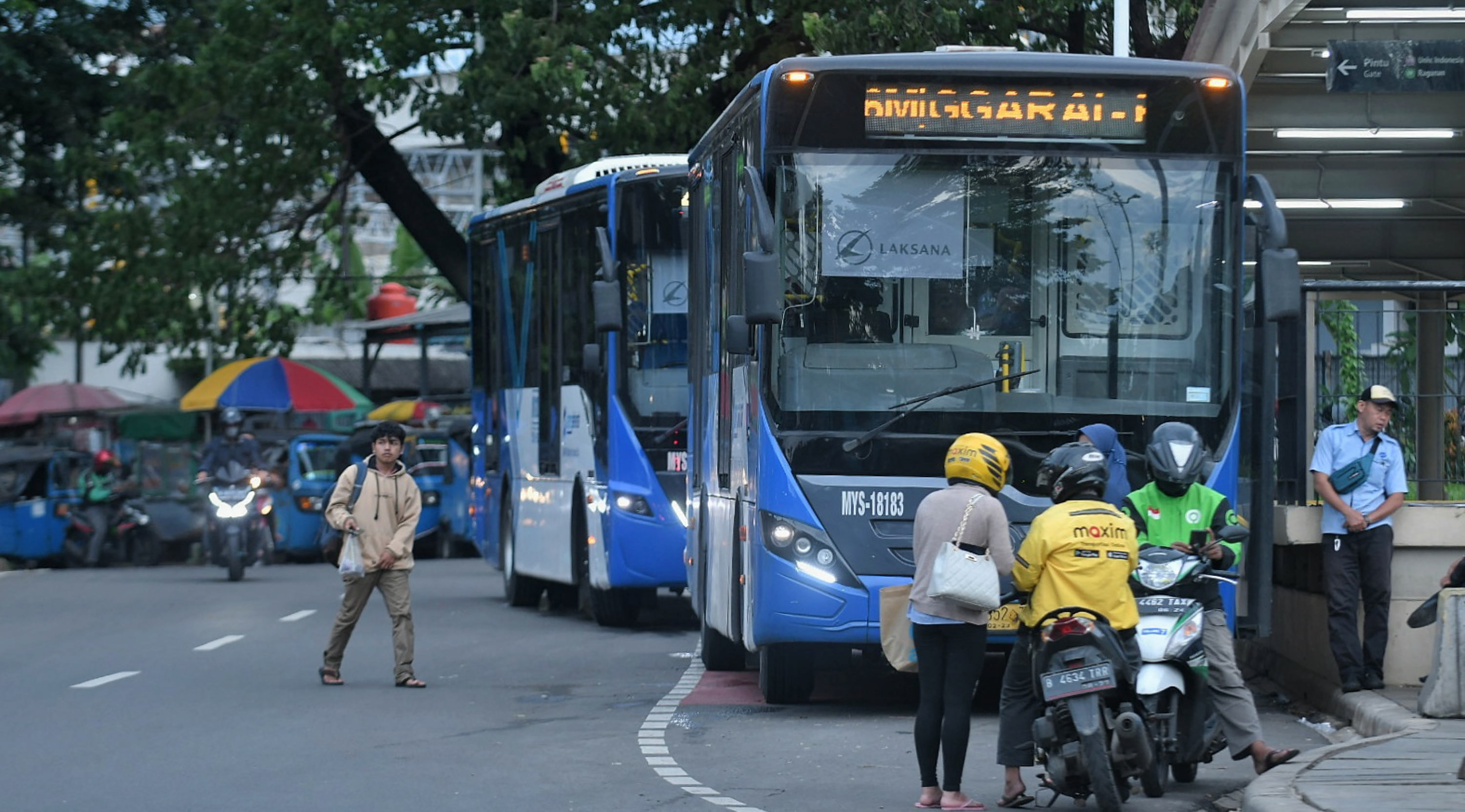 Bus Transjakarta saat berada di Halte Stasiun Manggarai