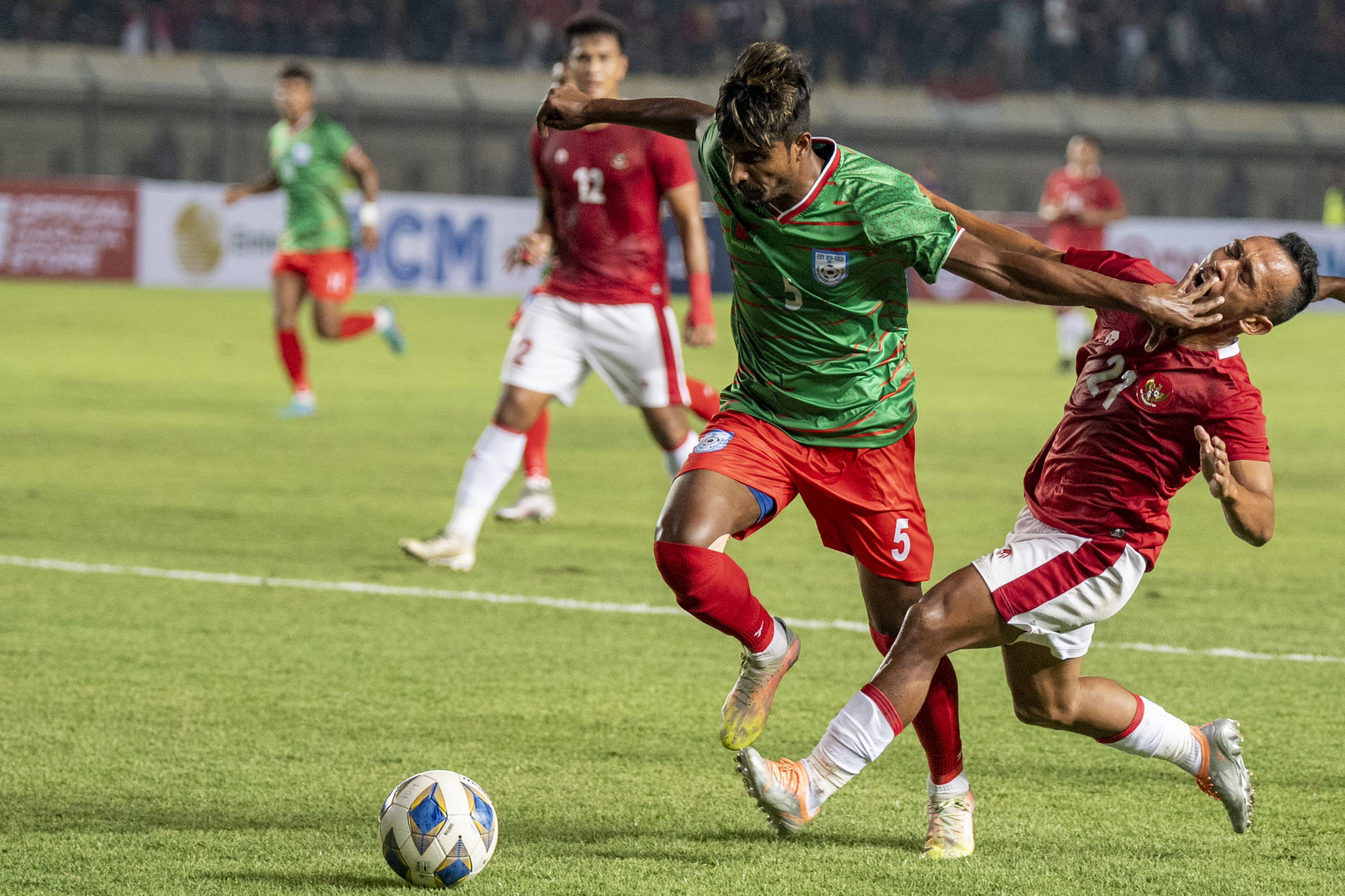 Pemain Timnas Irfan Jaya berebut bola dengan pemain Bangladesh Tutul Hosaini di laga persahabatan, Rabu (1/6)
