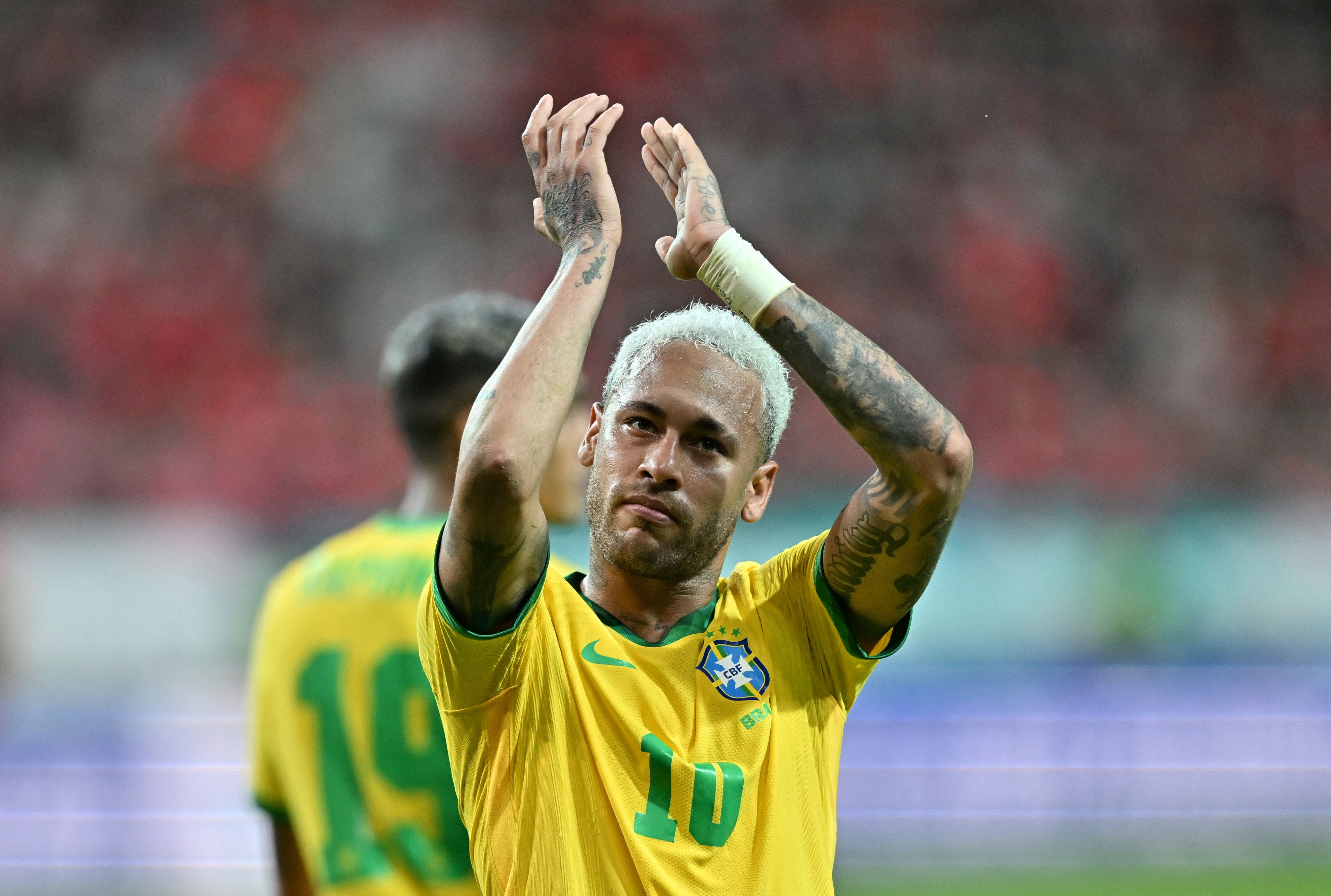 Penyerang timnas Brasil Neymar melakukan selebrasi usai mencetak gol ke gawang Korsel di laga persahabatan di Seoul.