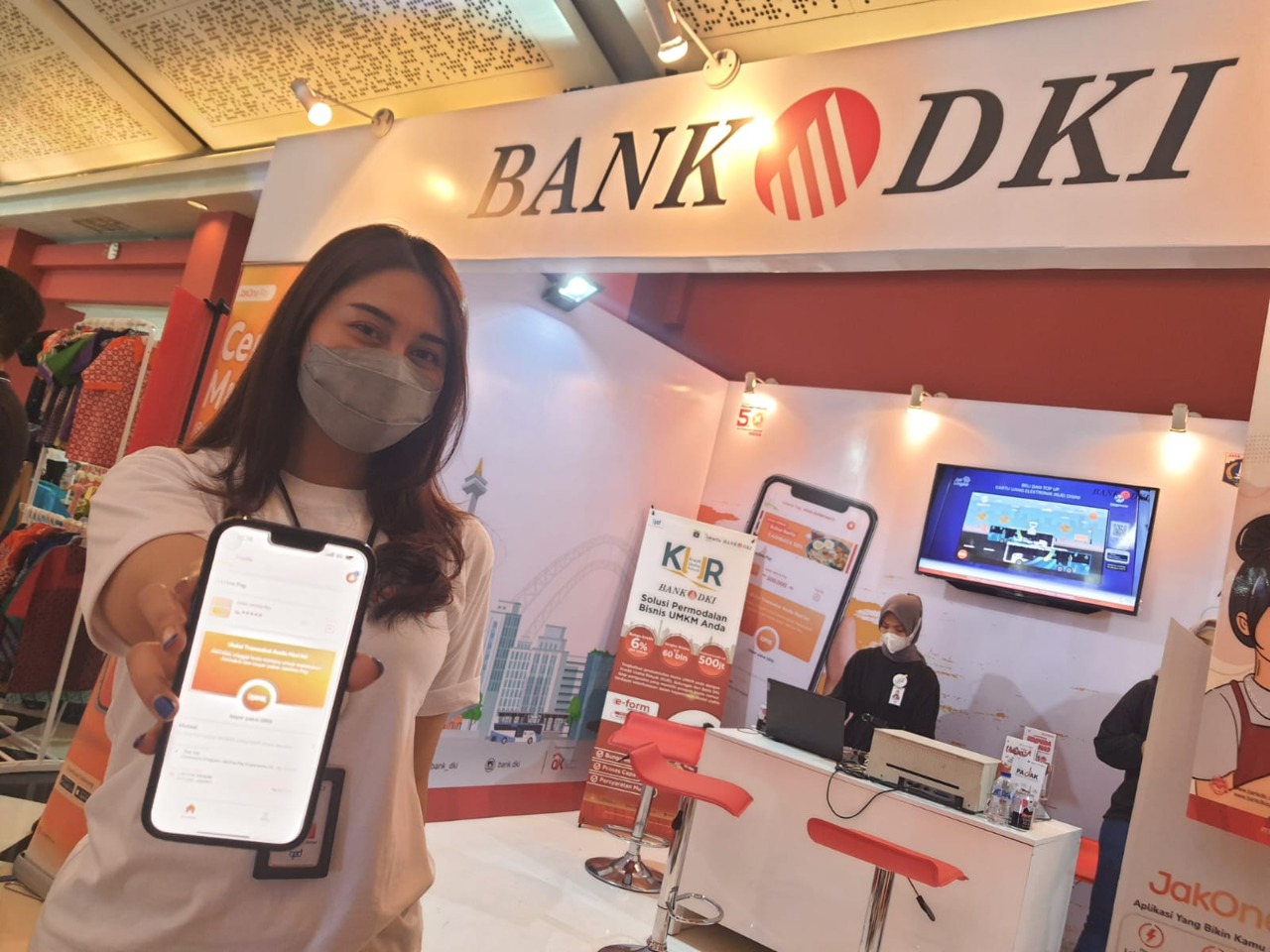Pengunjung menunjukkan layanan digital Bank DKI