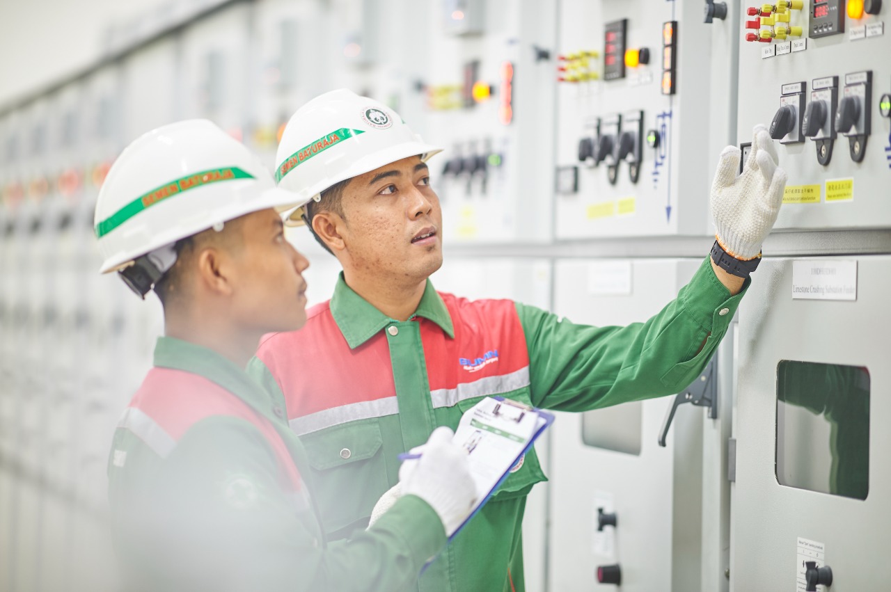 PT Semen Baturaja (Persero) Tbk sukses meraih capaian skor sangat memuaskan hingga 99,87% dalam pemenuhan Tingkat Kandungan Dalam Negeri (TK