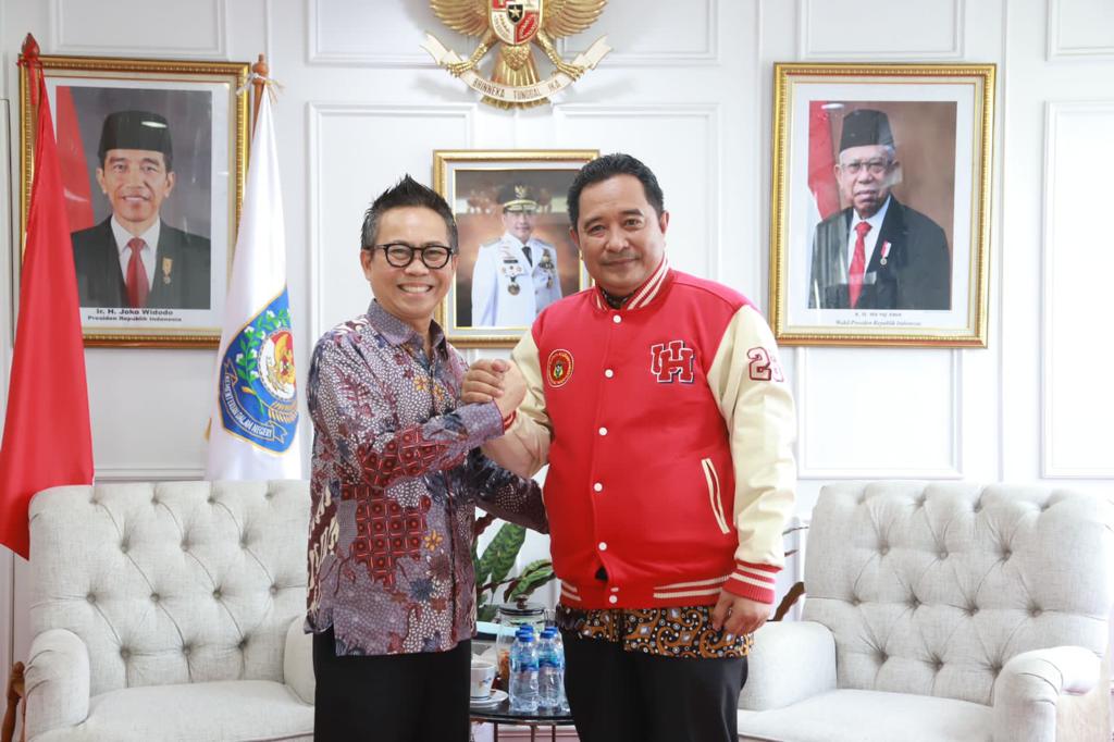 Direktur Jenderal Politik dan PUM, Kementerian Dalam Negeri (Kemendagri), Bahtiar (kanan) mengenakan jaket Ikaunhas.