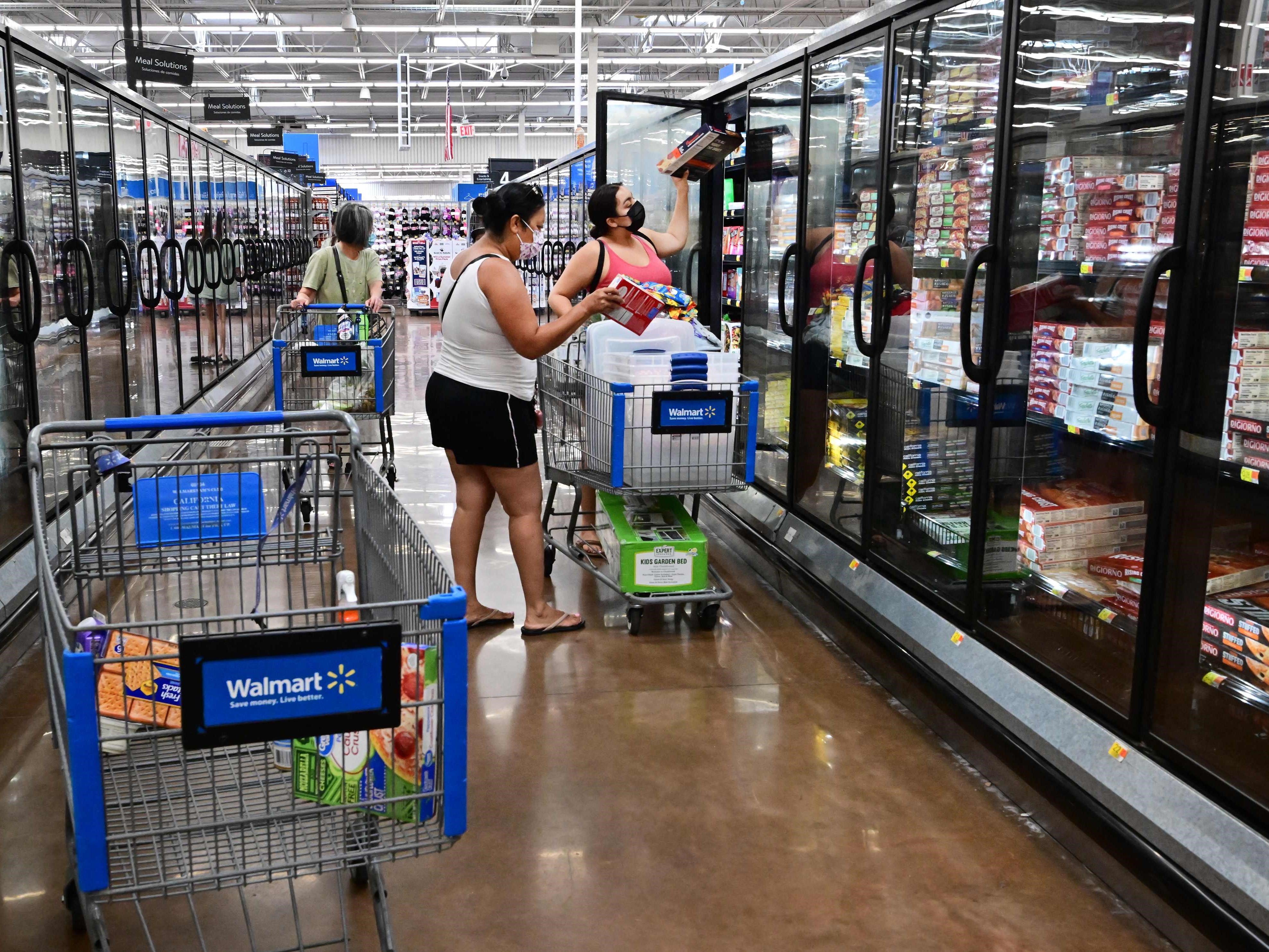 Orang-orang berbelanja makanan beku di toko di Rosemead, California, pada 28 Juni 2022.