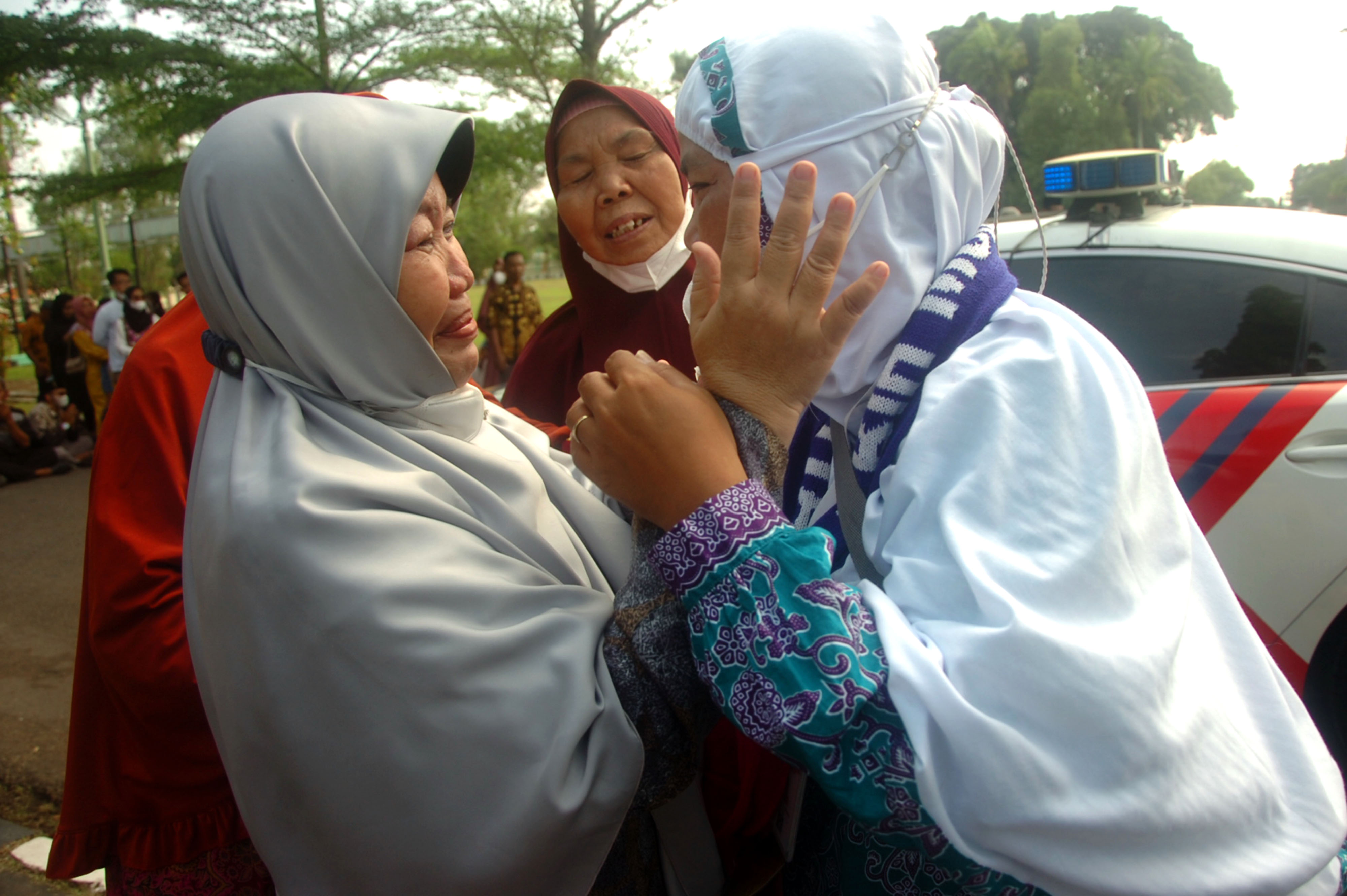 Seorang jemaah calon haji dilepas keluarganya di Pendapa Slawi, Kabupaten Tegal, Jawa Tengah, Sabtu (18/6).
