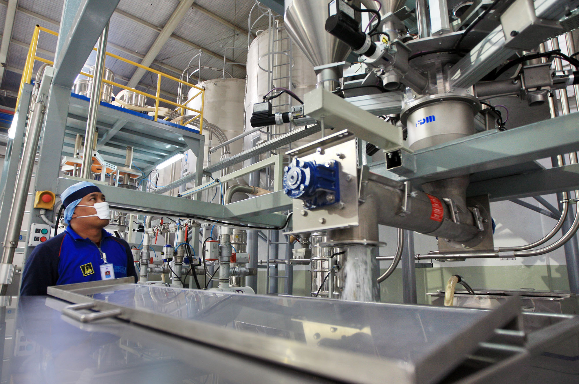 Pekerjaa di pabrik milik Indopoly di Purwakarta, Jawa Barat