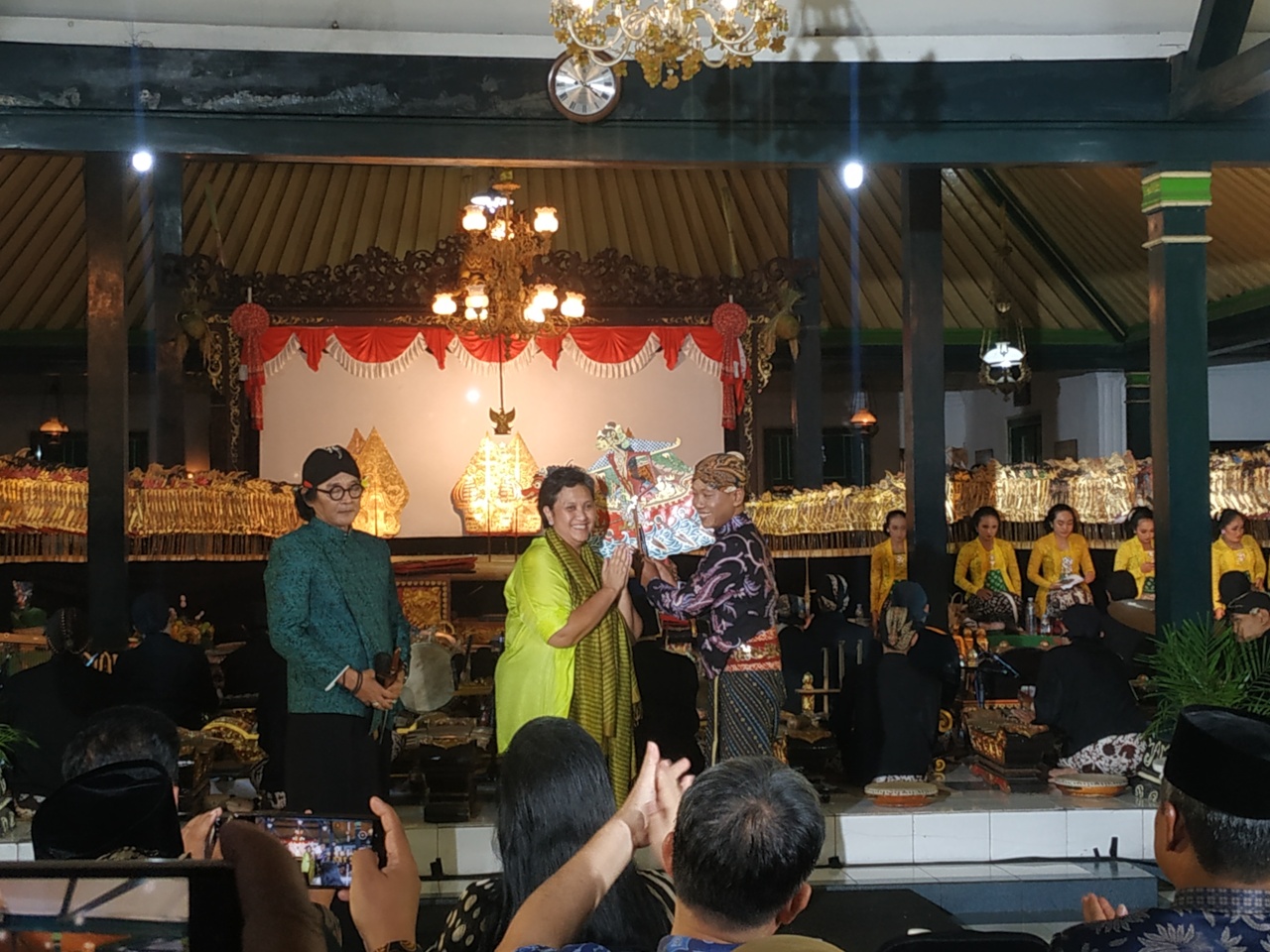 Wakil Ketua MPR, Lestari Moerdijat Menyerahkan Wayang Ratu Kalinyamat kepada Dalang Ki Catur Kuncoro sebelum Pementasan.