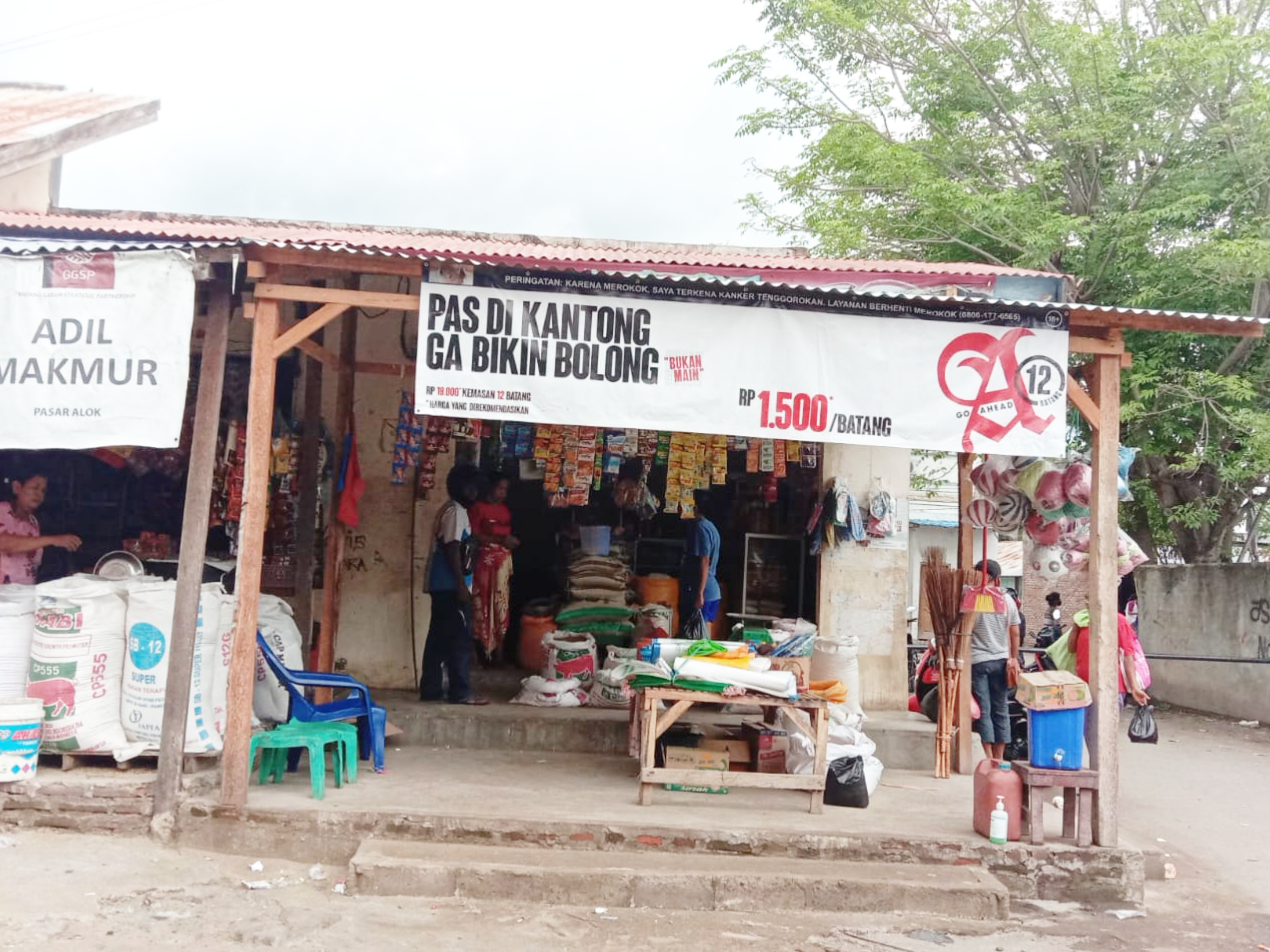 Kios di Pasar Alok, Kabupaten Sikka, Nusa Tenggara Timur.