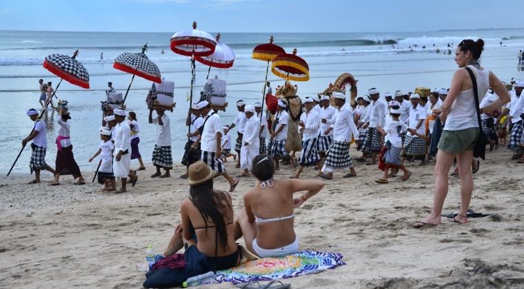 Wisatawan asing menikmati pantai di Bali