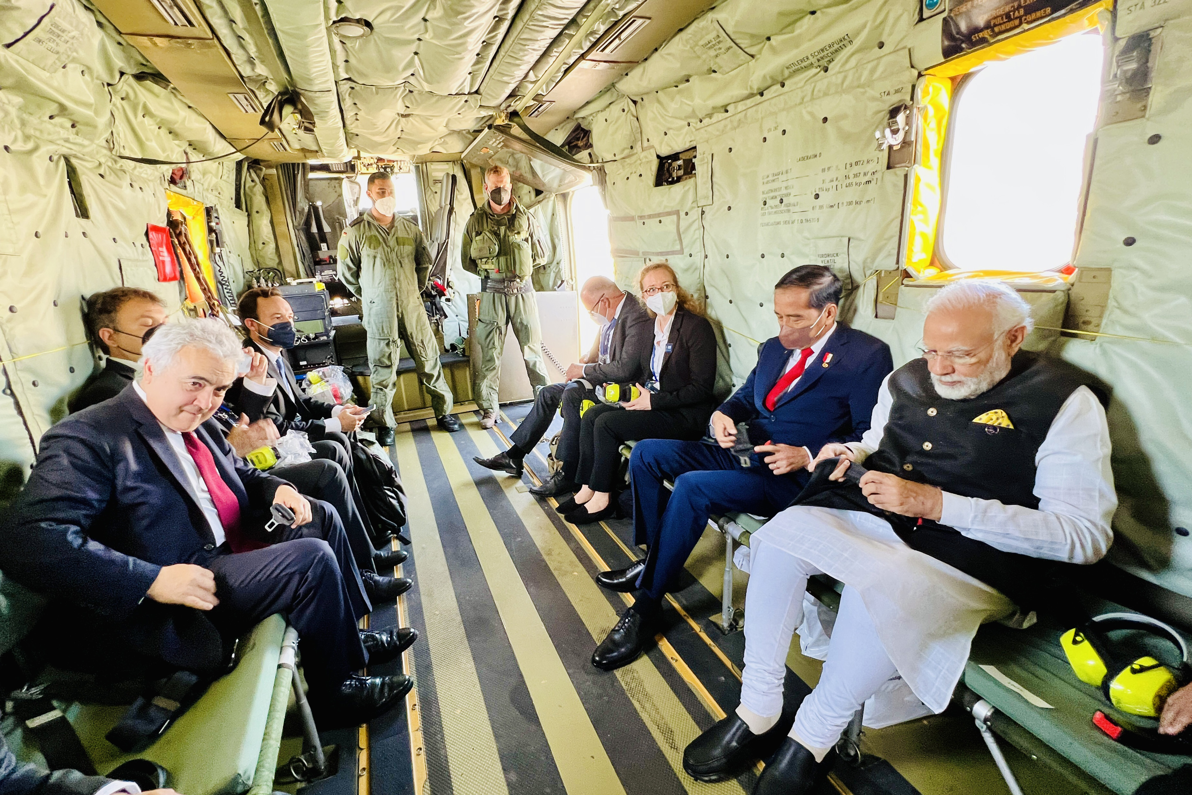 Presiden Joko Widodo (kedua kanan) dan Perdana Menteri India Narendra Modi (kanan) berada di helikopter militer tipe Sikorsky CH53.