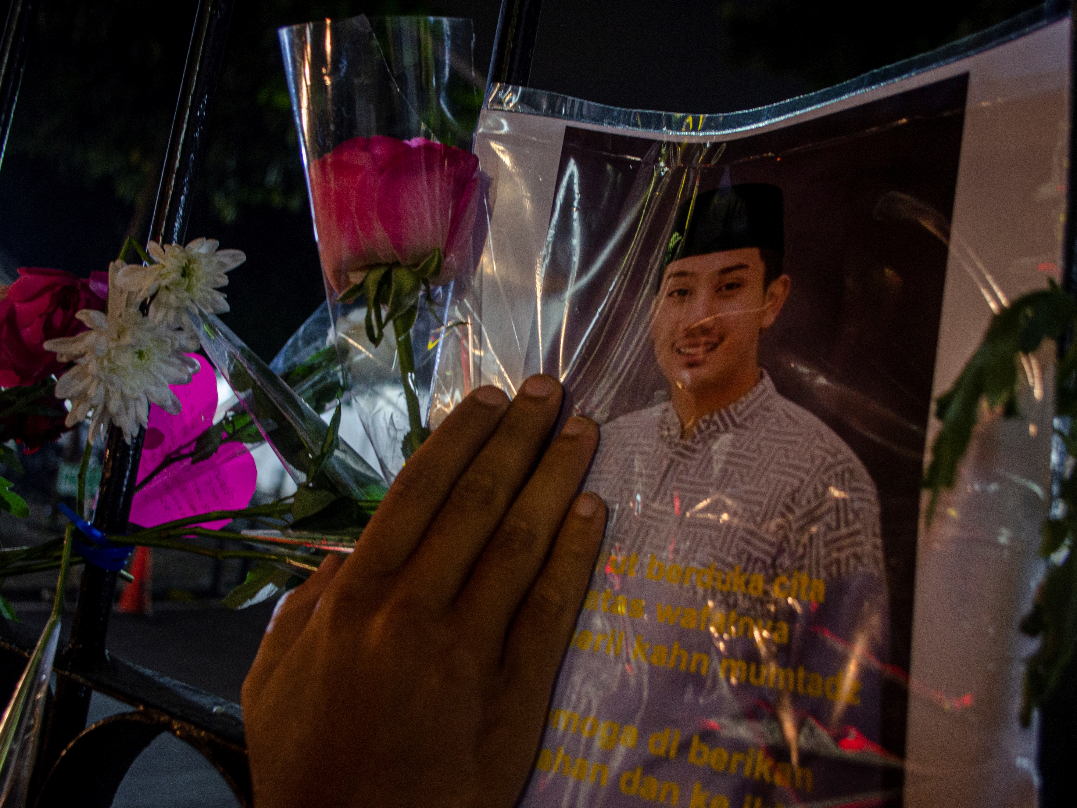 Warga memegang foto Emmeril Khan Mumtadz yang dipajang di pagar sebagai ungkapan belasungkawa di Gedung Negara Pakuan, Bandung, Jabar.