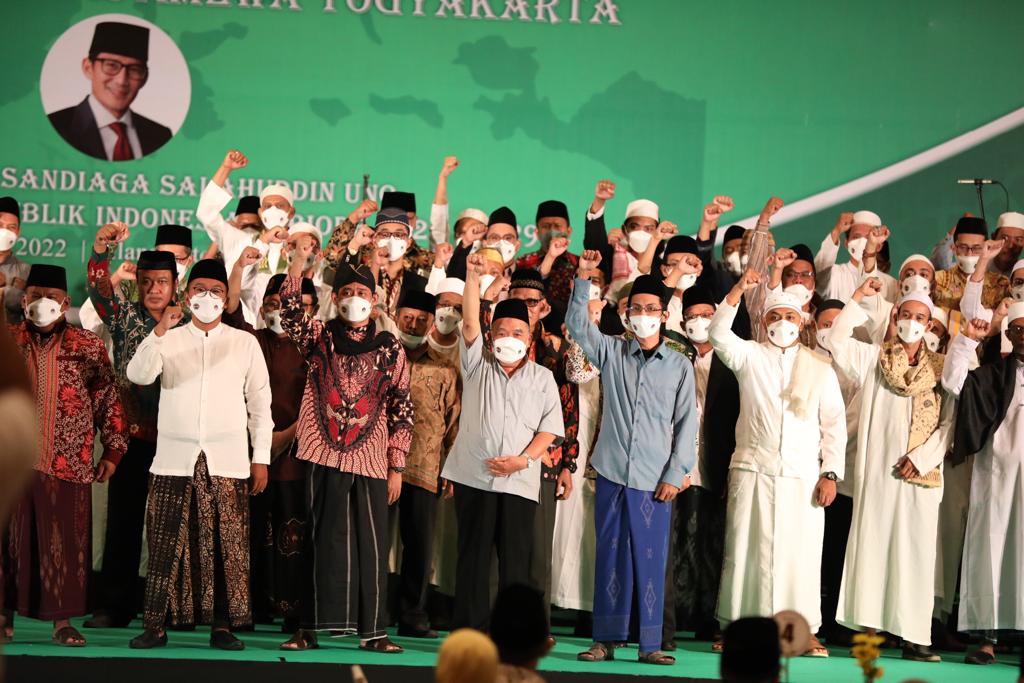 Ulama, habib, kyai, tokoh Islam, cendikiawan muslim, dan pemuda Islam yang tergabung dalam Ijtima Ulama Provinsi DIY