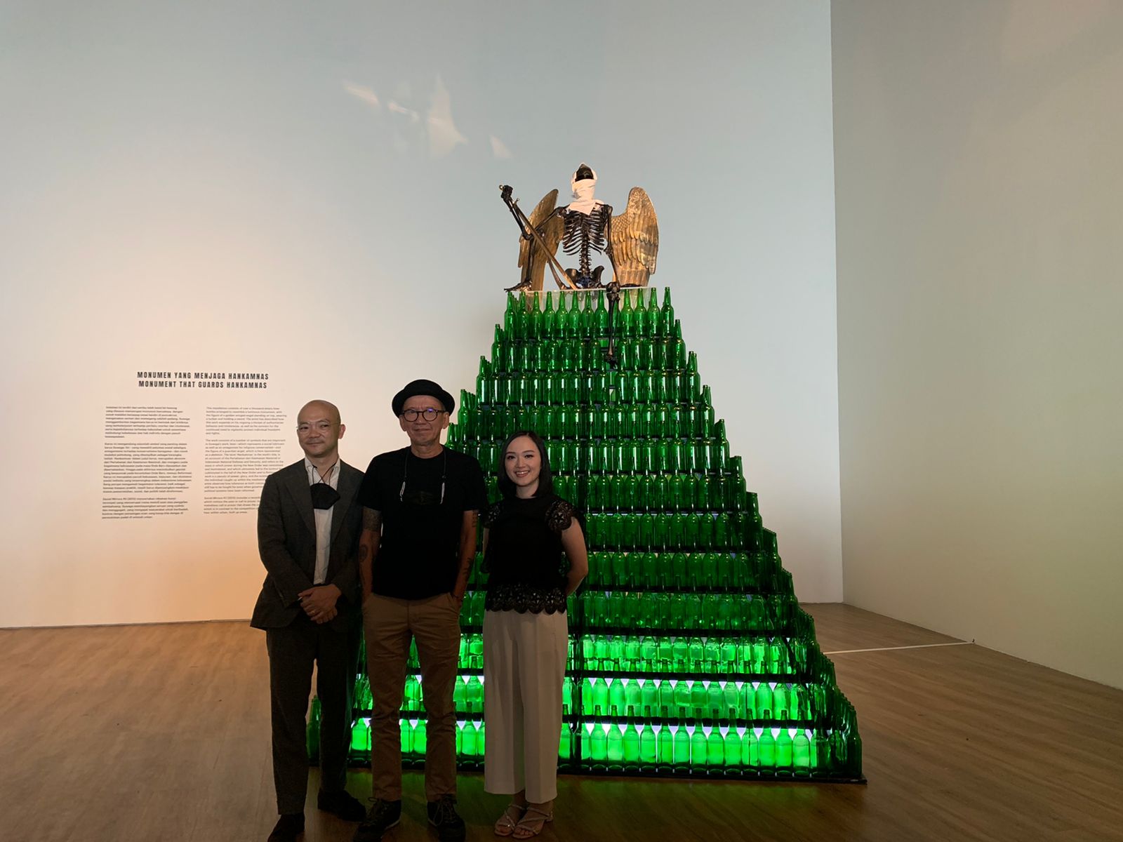 Ki-ka: Direktur Museum Macan Aaron Seeto, seniman Agus Suwage, dan Ketua Yaysan Museum Macan Fennessa Adikoesoemo.