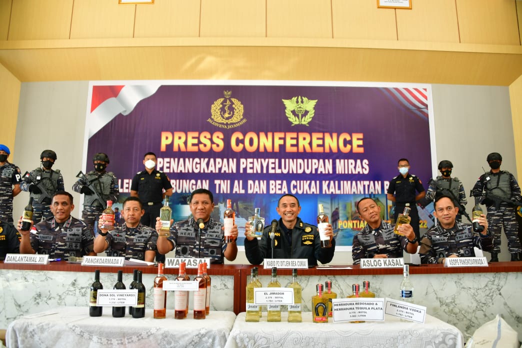 Wakasal Laksamana Madya TNI Ahmadi Heri Purwono memberi keterangan di Mako Satrol Lantamal XII, Senin (27/6).