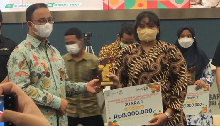 Gubernur DKI Jakarta Anies Baswedan menyerahkan penghargaan kepada juarai 1 Lomba Video Kreatif dan Anugerah Jurnalistik 2022.