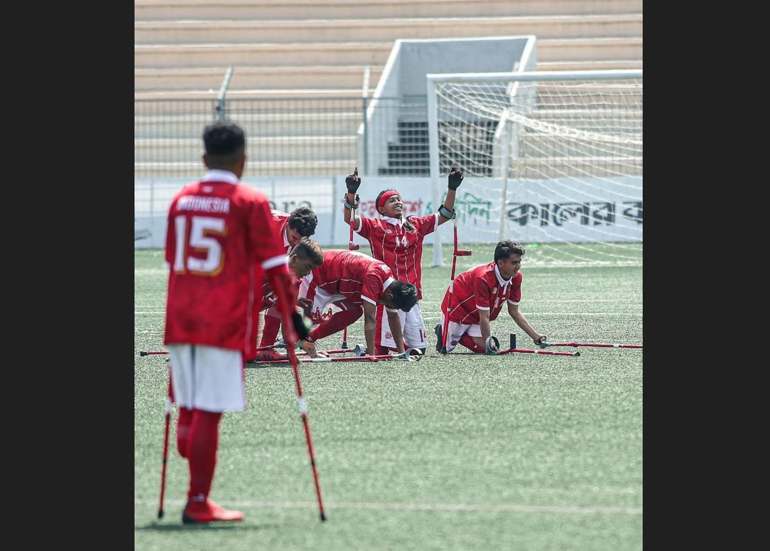 Para pemain timnas sepak bola amputasi Indonesia melakukan selebrasi