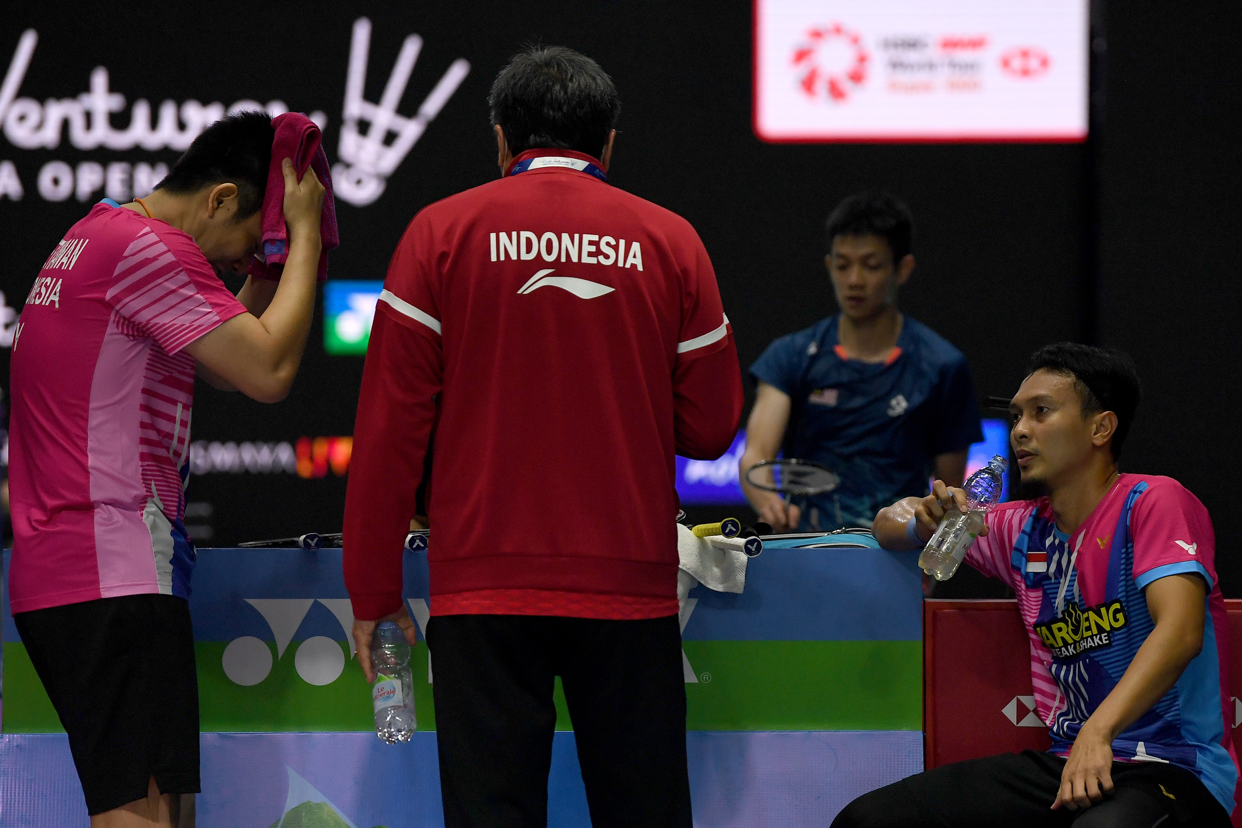 Ganda putra andalan Indonesia Mohammad Ahsan (kanan) dan Hendra Setiawan (kiri) mendapat arahan dari asisten pelatih Aryono Miranat. 