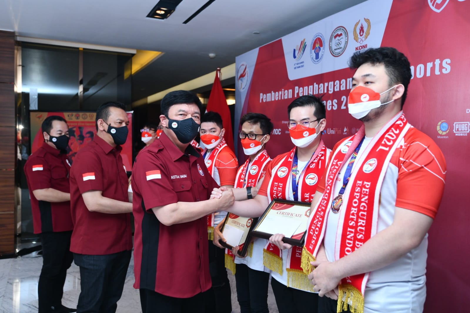 Ketua Umum PBESI, Jenderal Pol (Purn) Budi Gunawan menyerahkan bonus bagi atlet yang meraih medali di SEA Games, Vietnam 2022, Kamis (2/6/20