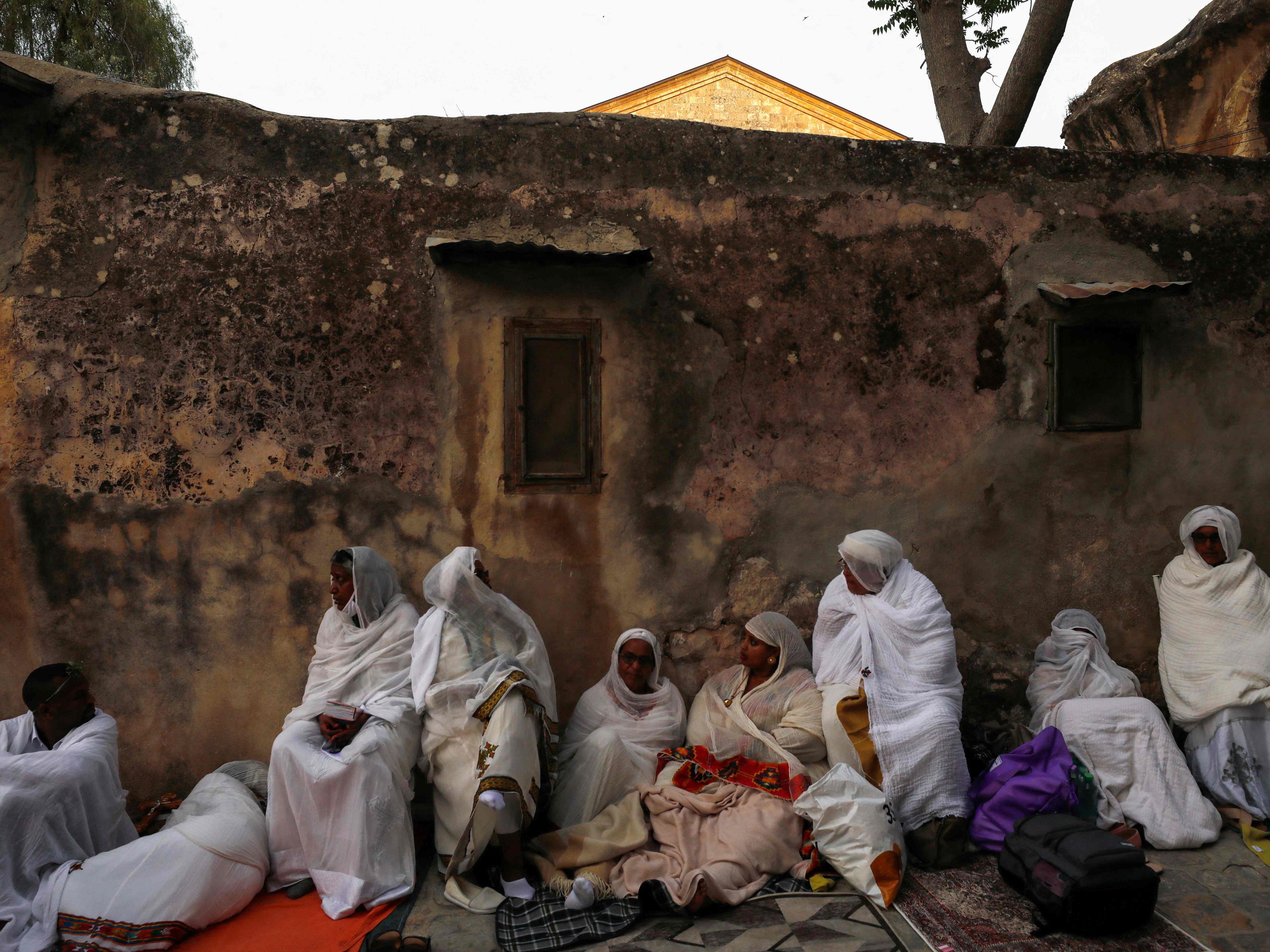 Para peziarah Kristen Ortodoks Ethiopia berkumpul menjelang upacara Api Suci di Biara Deir Al-Sultan di atap Gereja Makam Suci di Kota Tua.