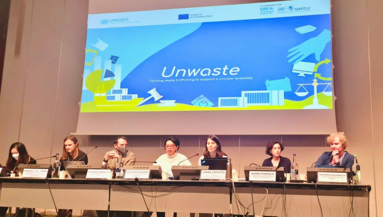 Dirjen PSLB3, KLHK, Rosa Vivien Ratnawati, memberi pemaparan dalam Konvensi Internasional Basel di Stockholm, Swedia.   