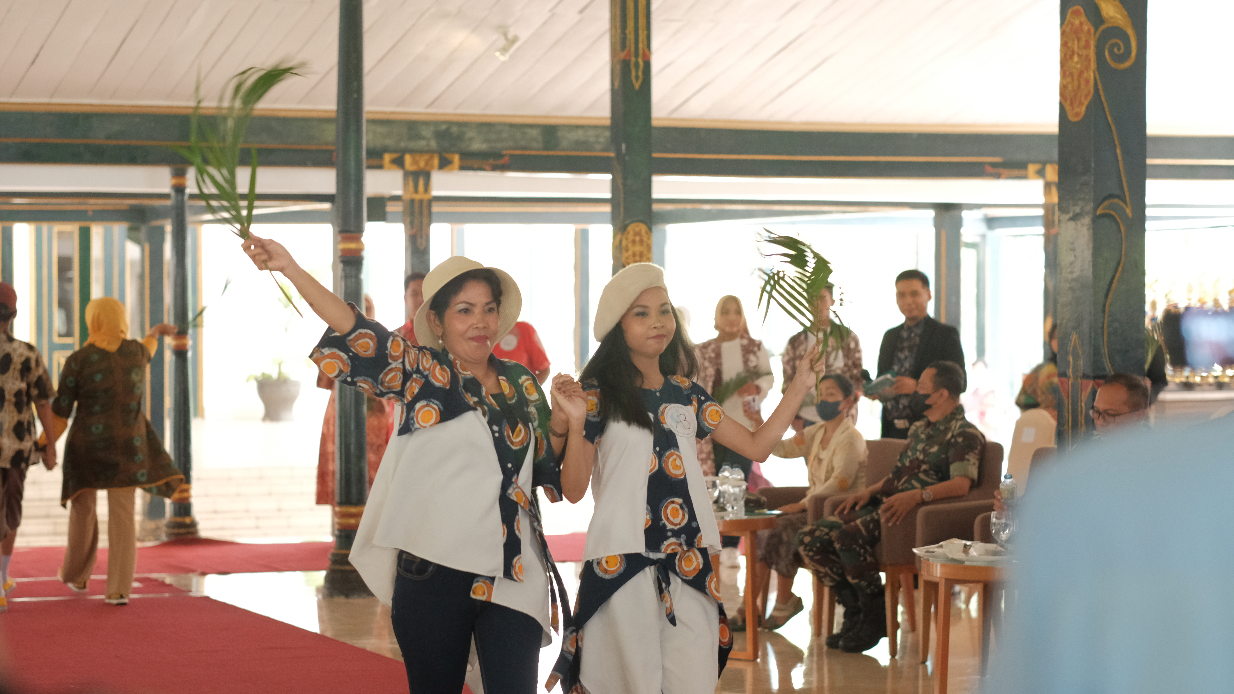 Parade Batik Keluarga Luar pertama kali oleh SLB Negeri 1 Yogyakarta di Pendopo Agung Royal Ambarrukmo Yogyakarta. 