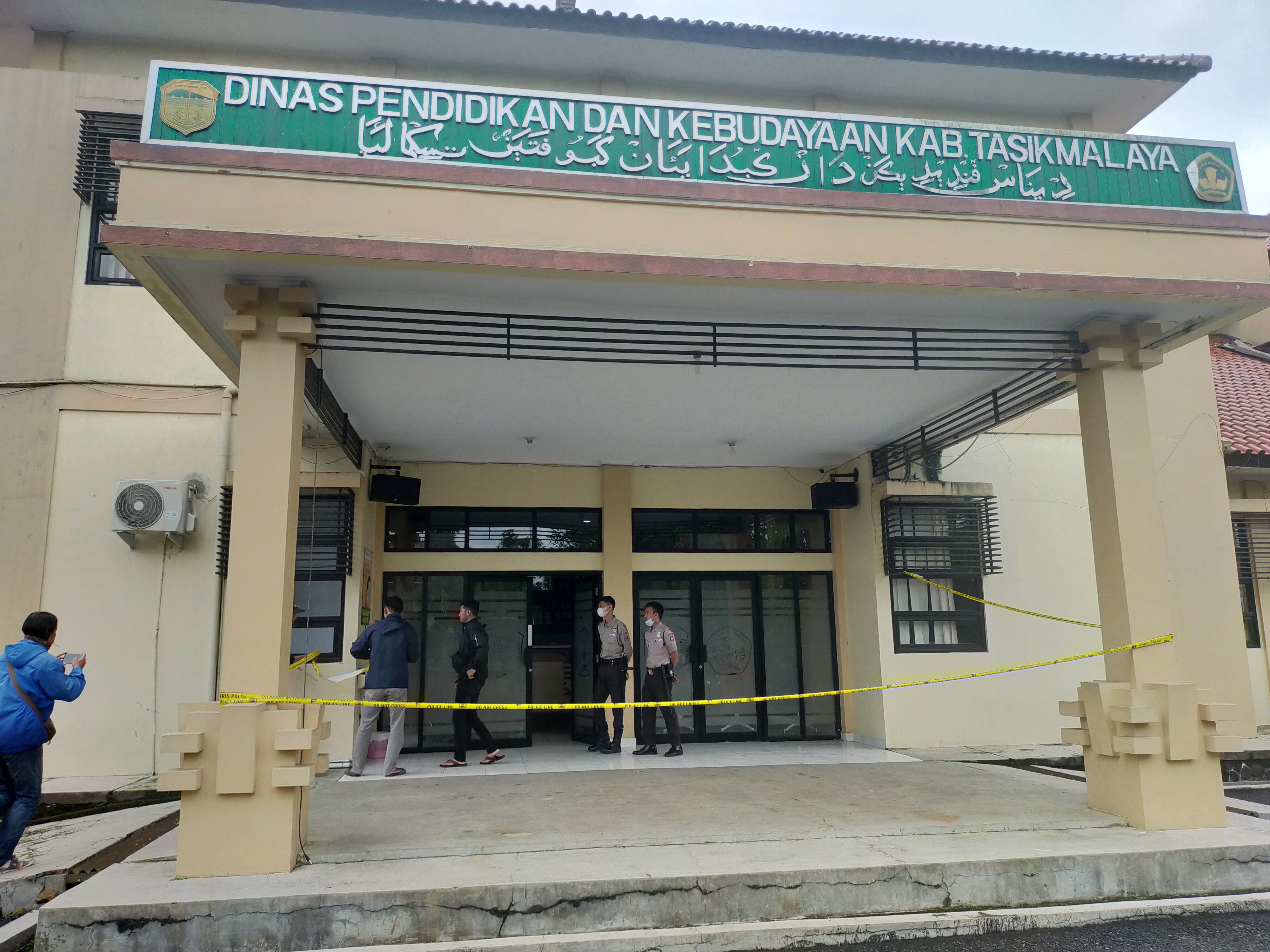 Kantor Disdikbud Kabupaten Tasikmalaya dipasangi garis polisi usai sekawanan perampok menguras brankas, Senin (20/6)