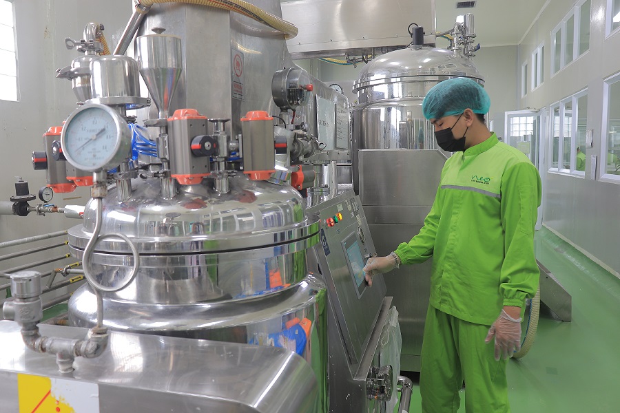 Aktivitas produksi di PT. Neo Kosmetika Industri. 