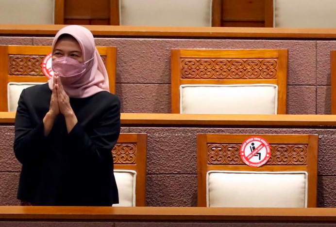 Isma Yatun saat menghadiri rapat paripurna ke-18 Masa Persidangan IV Tahun Sidang 2021-2022 di Gedung Nusantara II, Senayan, Jakarta.