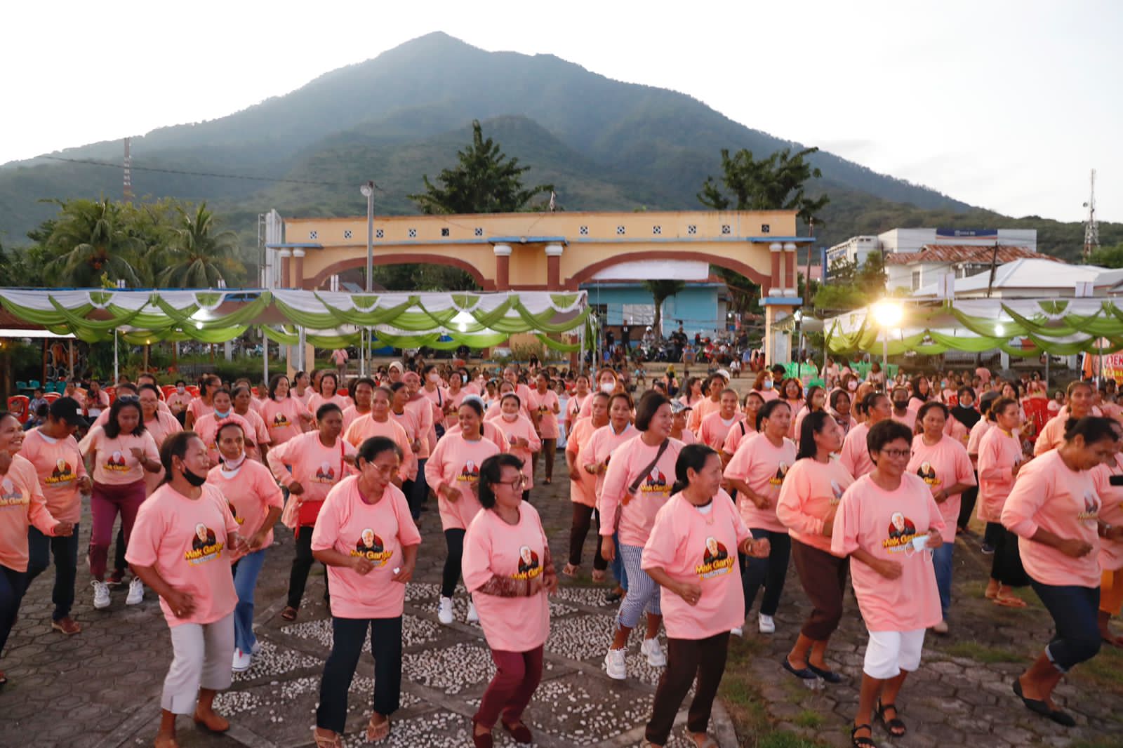 Emak-emak di NTT menyatakan dukungan agar Ganjar Pranowo Jadi Presiden 2024, di Taman Kota Felix Fernandez, Kecamtan Larantuka, Flotim, NTT,