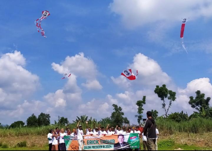 Perajin layangan Pasuruan, Jatim membuat dan menerbangkan layangan sketsa wajar Menteri BUMN Erick Thohir sebagai dukungan.