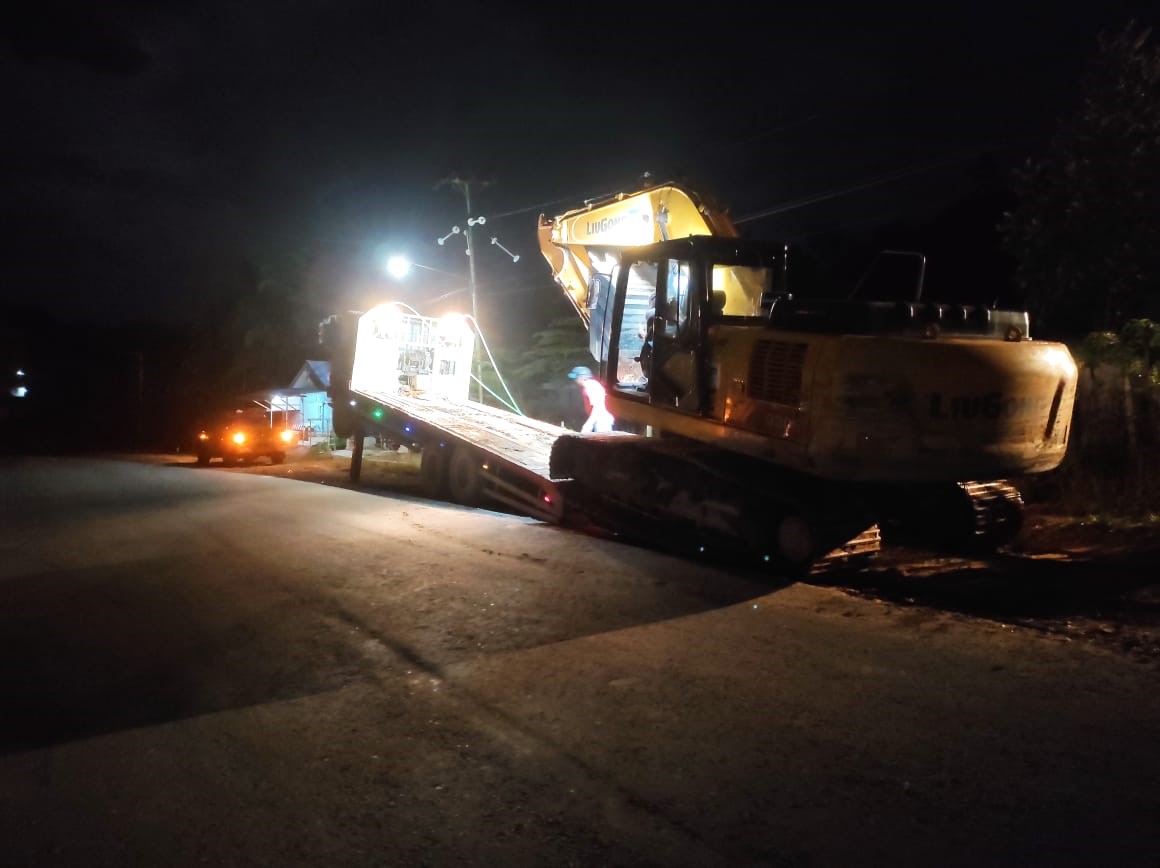 Barang bukti excavator yang diamankan oleh petugas. 