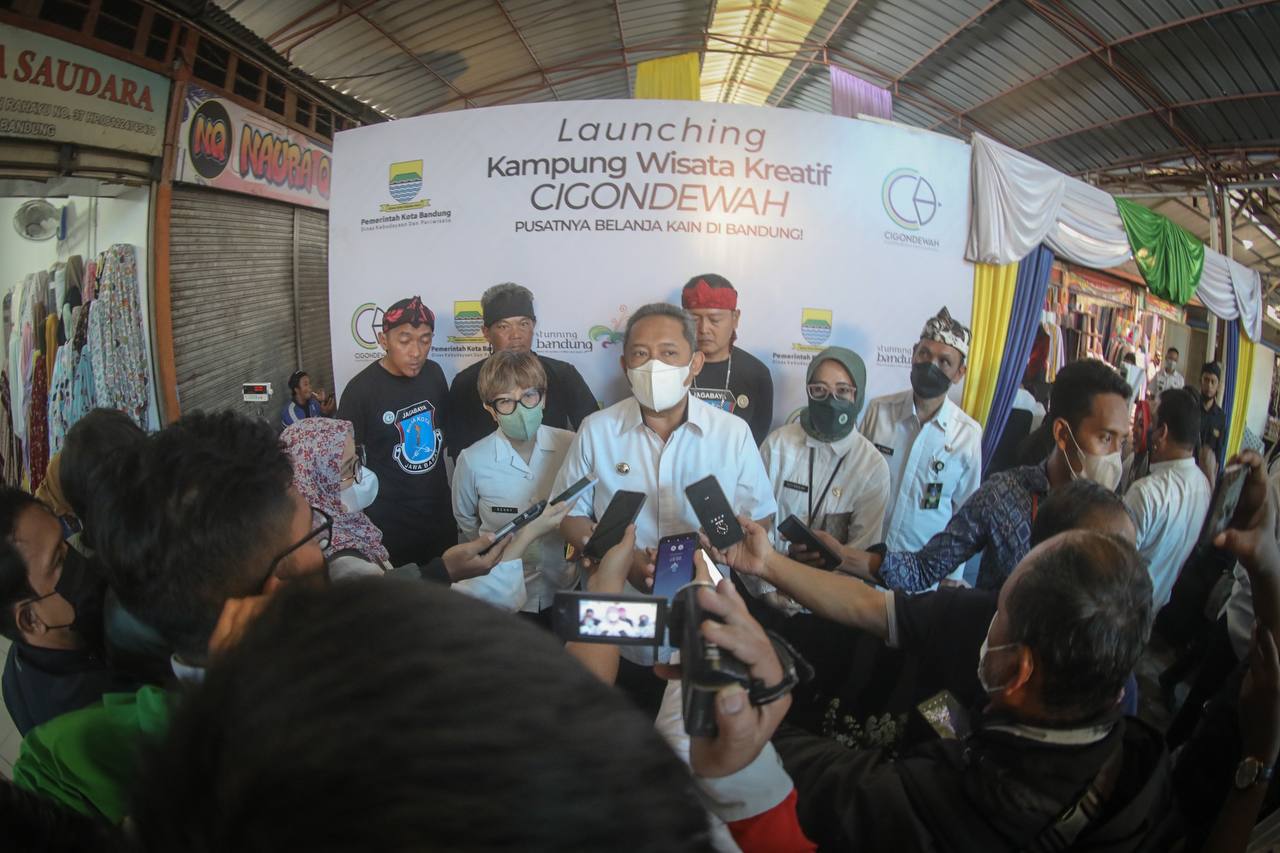Wali Kota Bandung Yana Mulyana saat meresmikan Kampung Wisata Kreatif Cigondewah