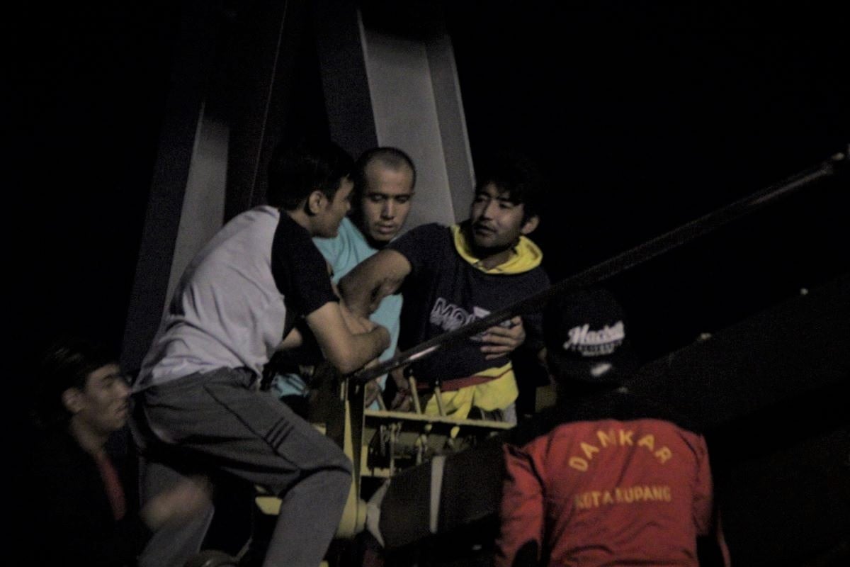 Proses evakuasi Hassan Reza Haidari, pengungsi Afghanistan yang beursaha bunuh diri di Jembatan Liliba, Kupang, NTT.