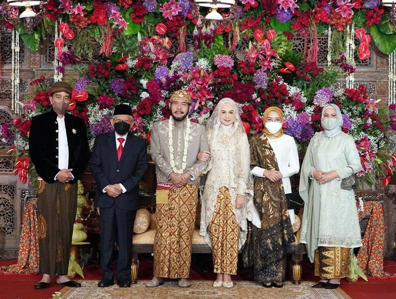 Pengantin, yaitu Ketua Mahkamah Konstitusi Anwar Usman dan Idayati, berfoto bersama dengan Presiden Joko Widodo dan Wapres Ma'ruf Amin.
