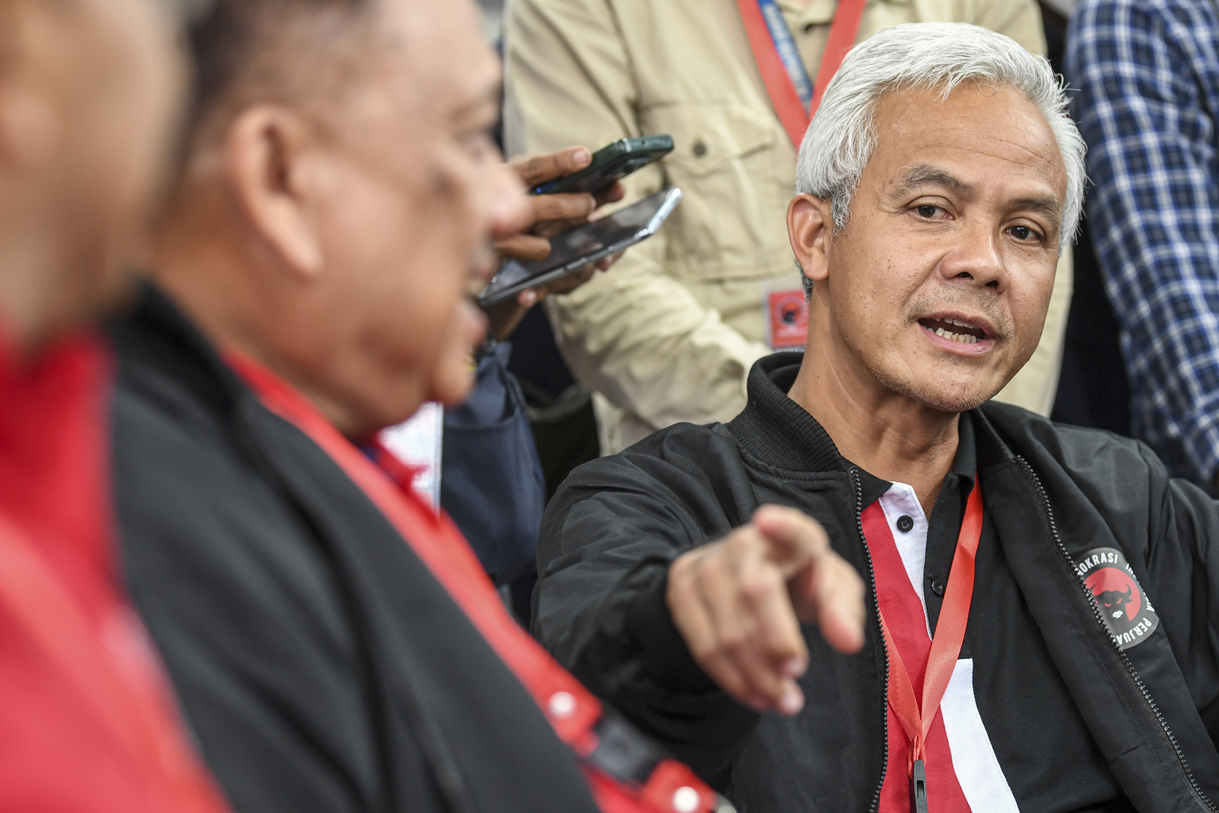 Kader PDIP yang juga Gubernur Jawa Tengah Ganjar Pranowo (kanan) 