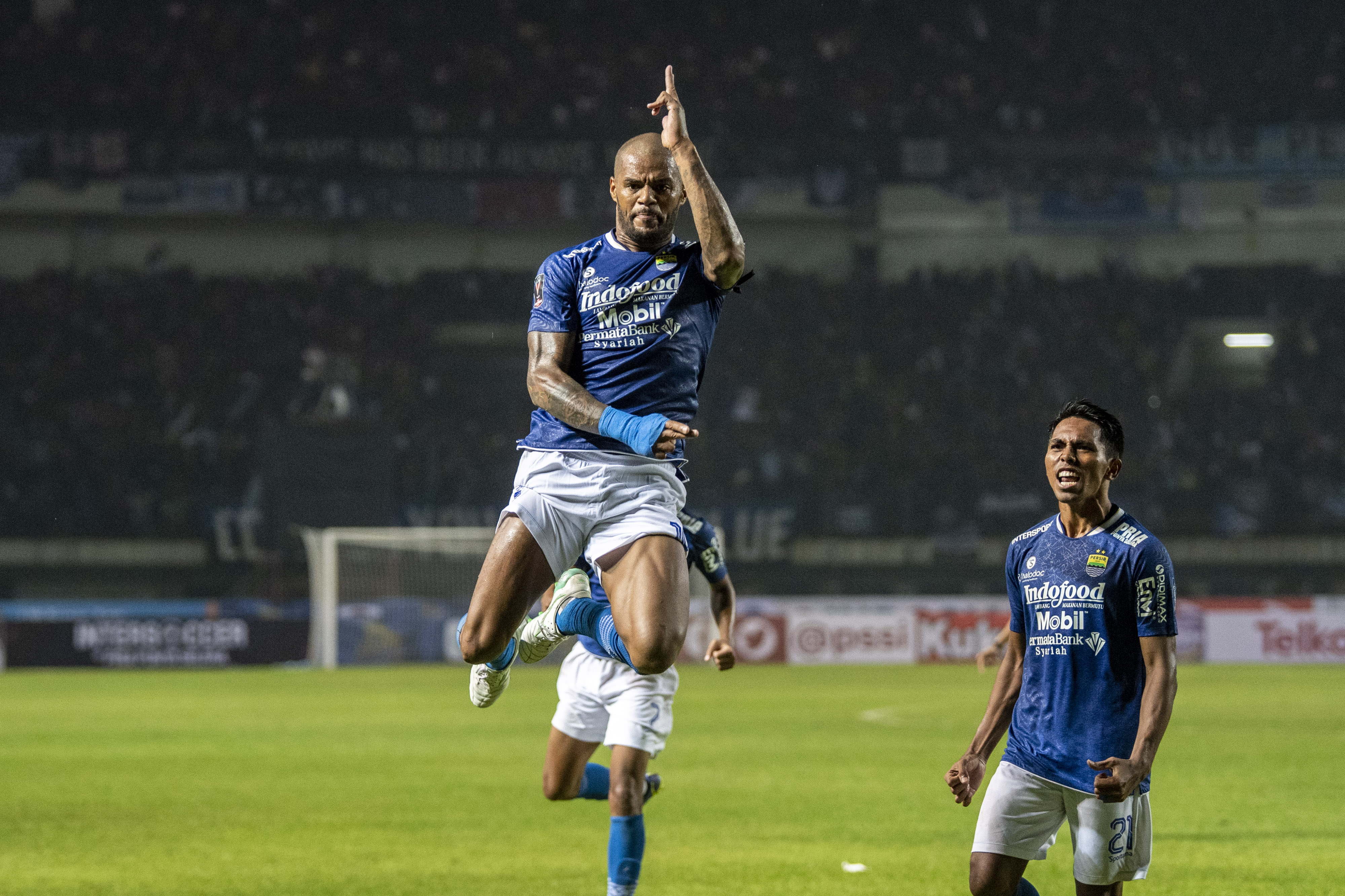 Pemain Persib Bandung melakukan selebrasi usai mencetak gol ke gawang lawan.