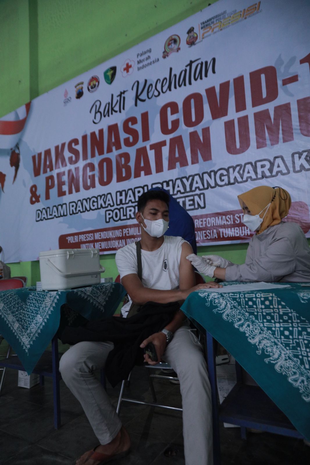 Seorang warga mendapat vaksinasi yang digelar Polres Klaten