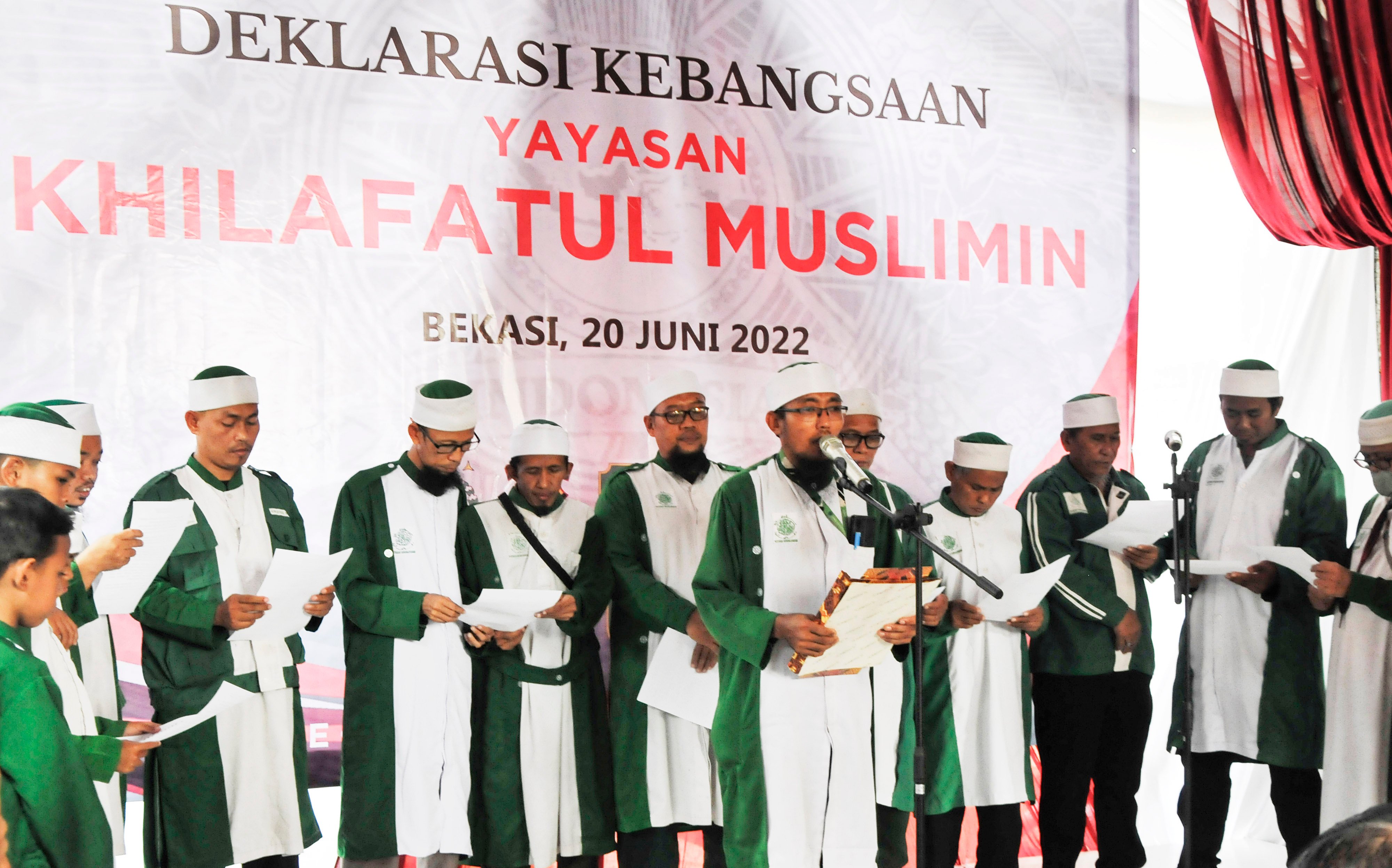 Sejumlah anggota Khilafatul Muslimin saat mendekrlarasikan diri mengakui NKRI.