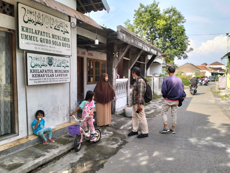 Papan bertulis Khilafatul Muslimin dari rumah warga sekaligus kantor cabang kelompok tersebut di Solo, Jawa Tengah.