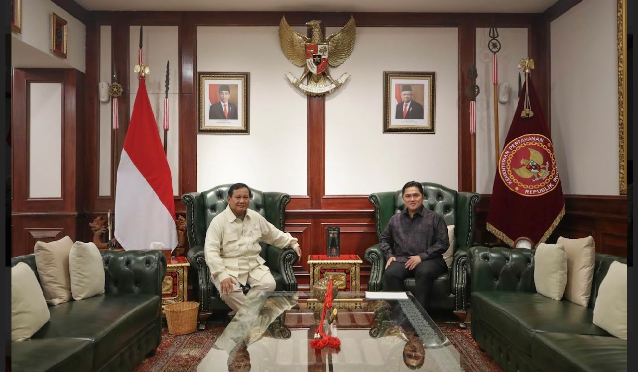 Menteri BUMN Erick Thohir berbincang dengan Menteri Pertahanan Prabowo Subianto